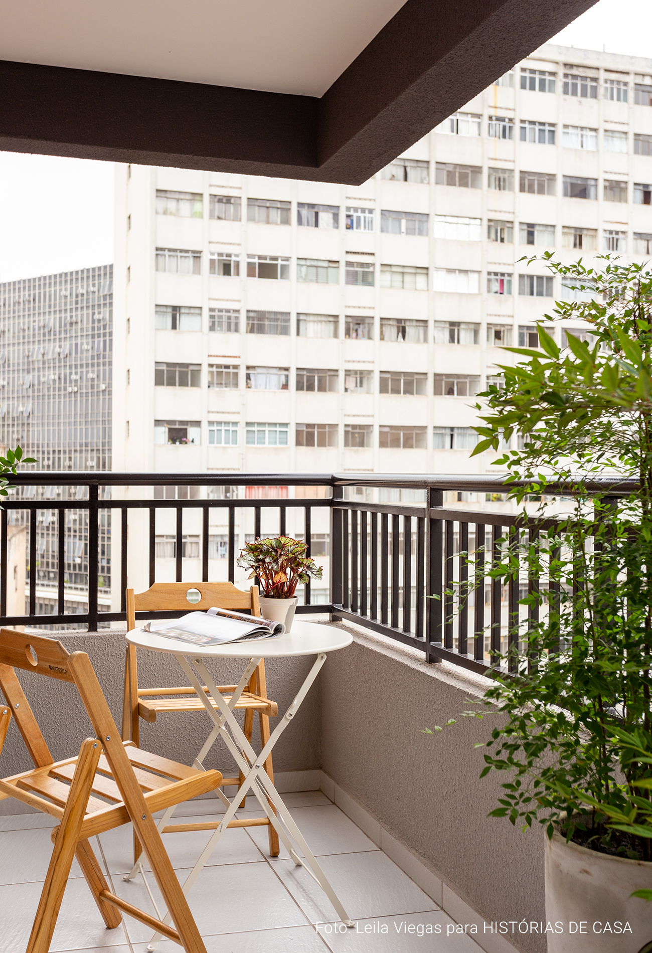 Apartamento pequeno com cozinha integrada e decoração em preto e branco