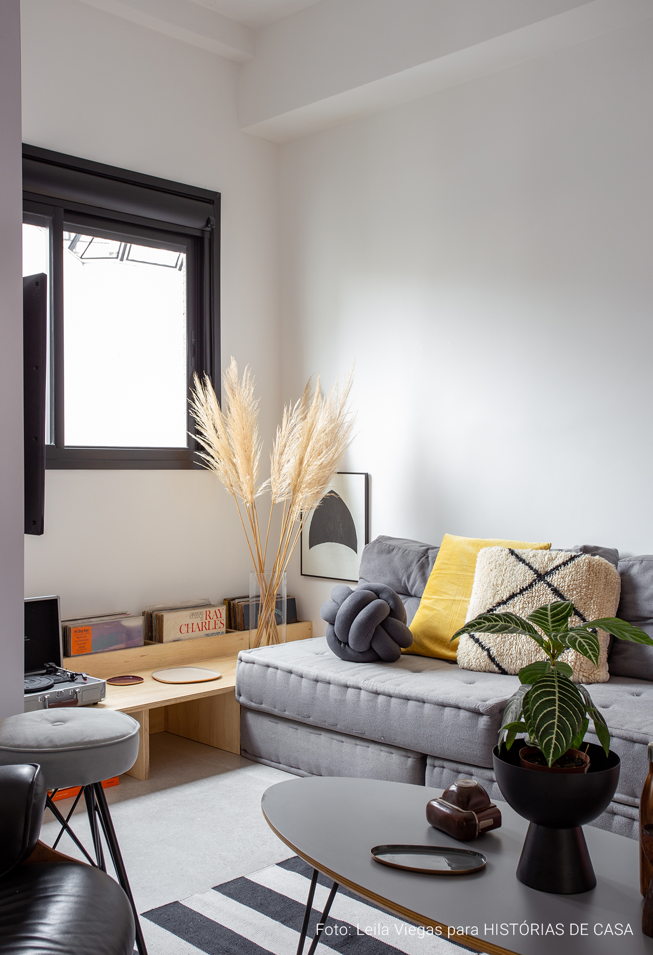 Apartamento pequeno com cozinha integrada e decoração em preto e branco