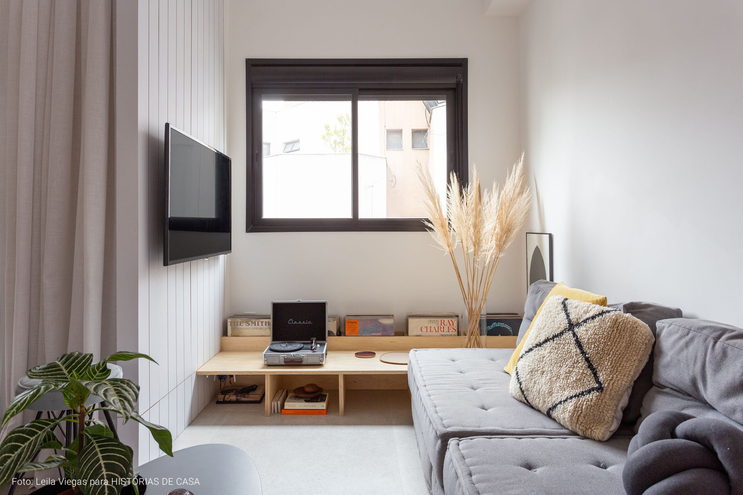 Apartamento pequeno com cozinha integrada e decoração em preto e branco