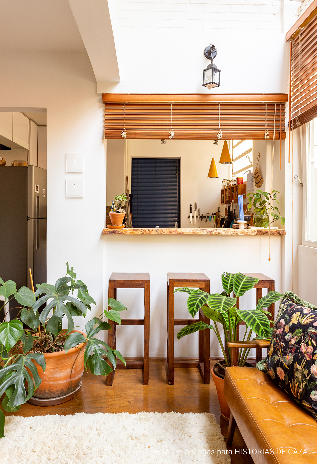 Apartamento acolhedor com plantas, cores neutras e claraboia