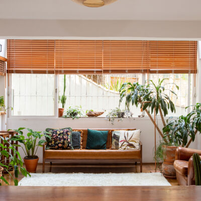 Apartamento acolhedor com plantas, cores neutras e claraboia