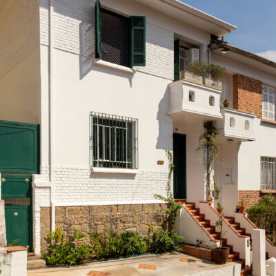 Casa antiga com quintal e parede de tijolinho