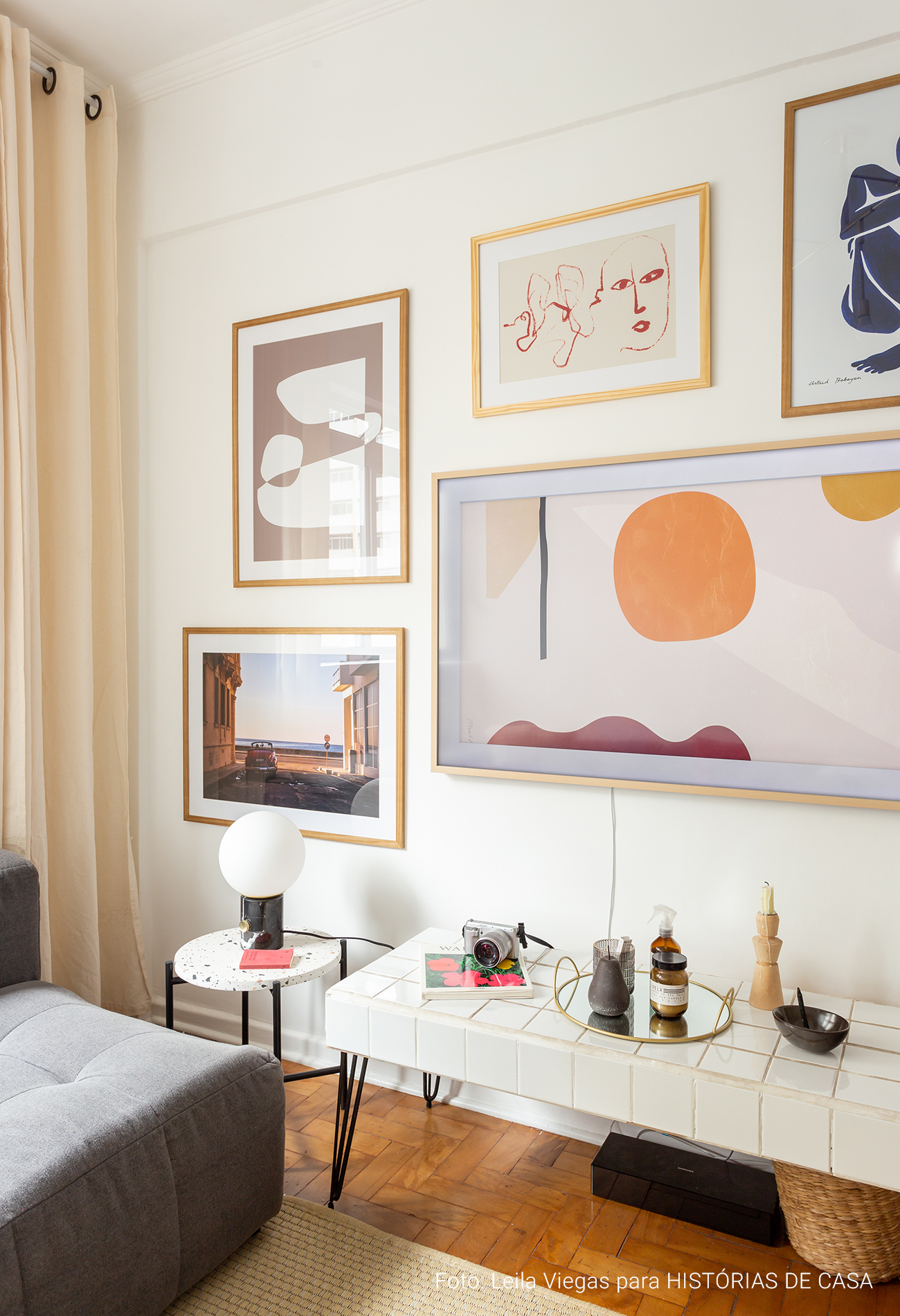 Apartamento com muitos quadros na decoração e estilo minimalista