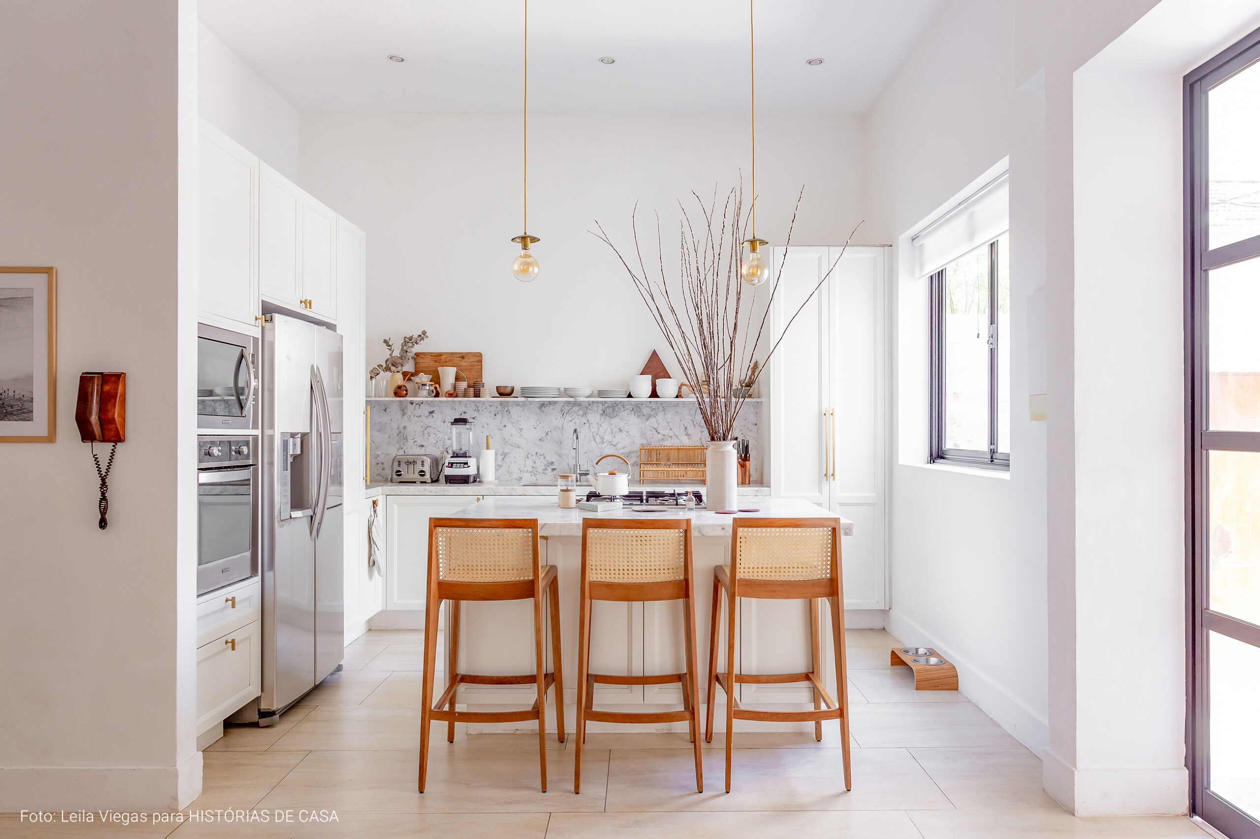 Casa no Rio de Janeiro com decoração em tons neutros e estilo minimalista.