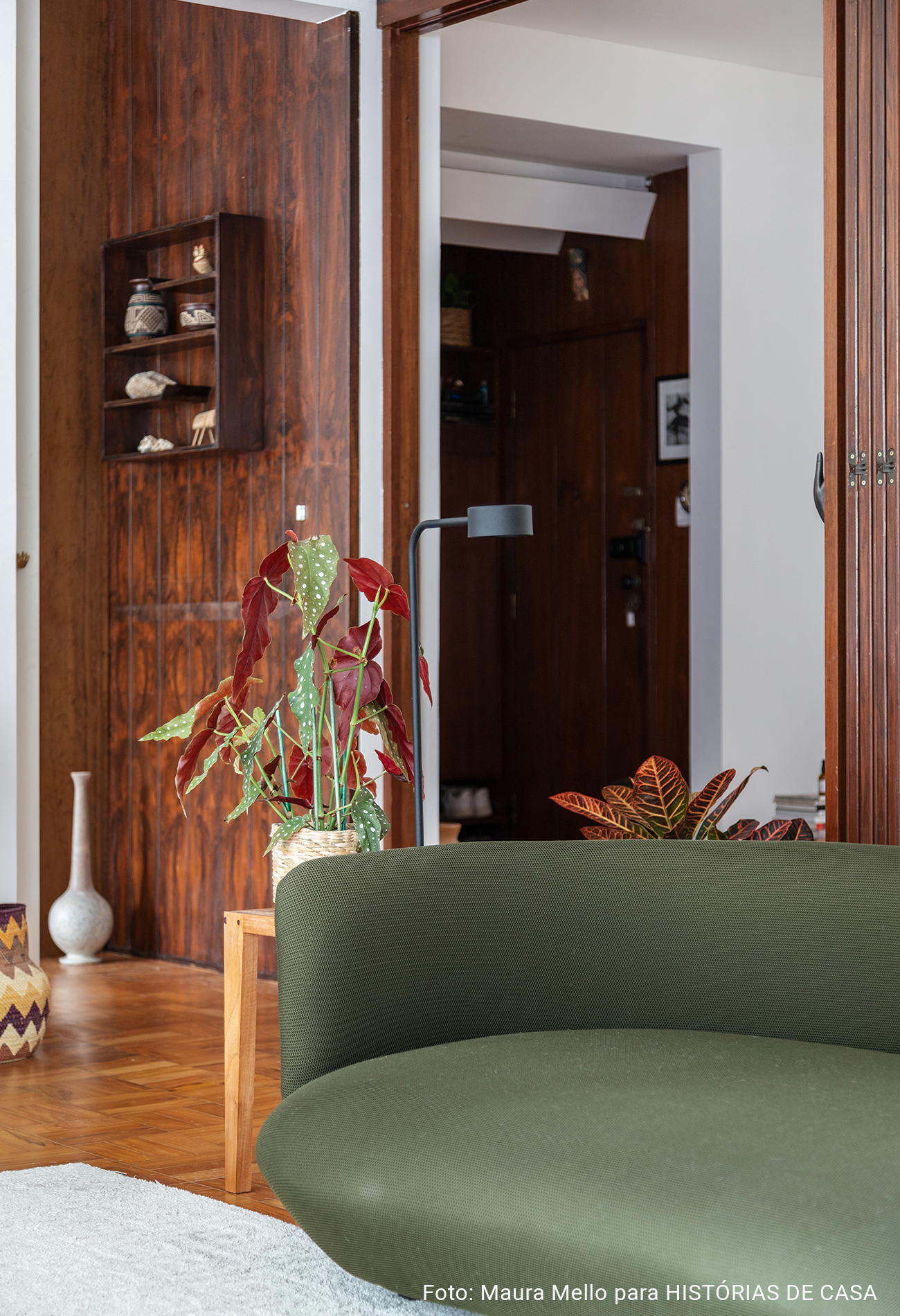 Sala integrada com sofá verde