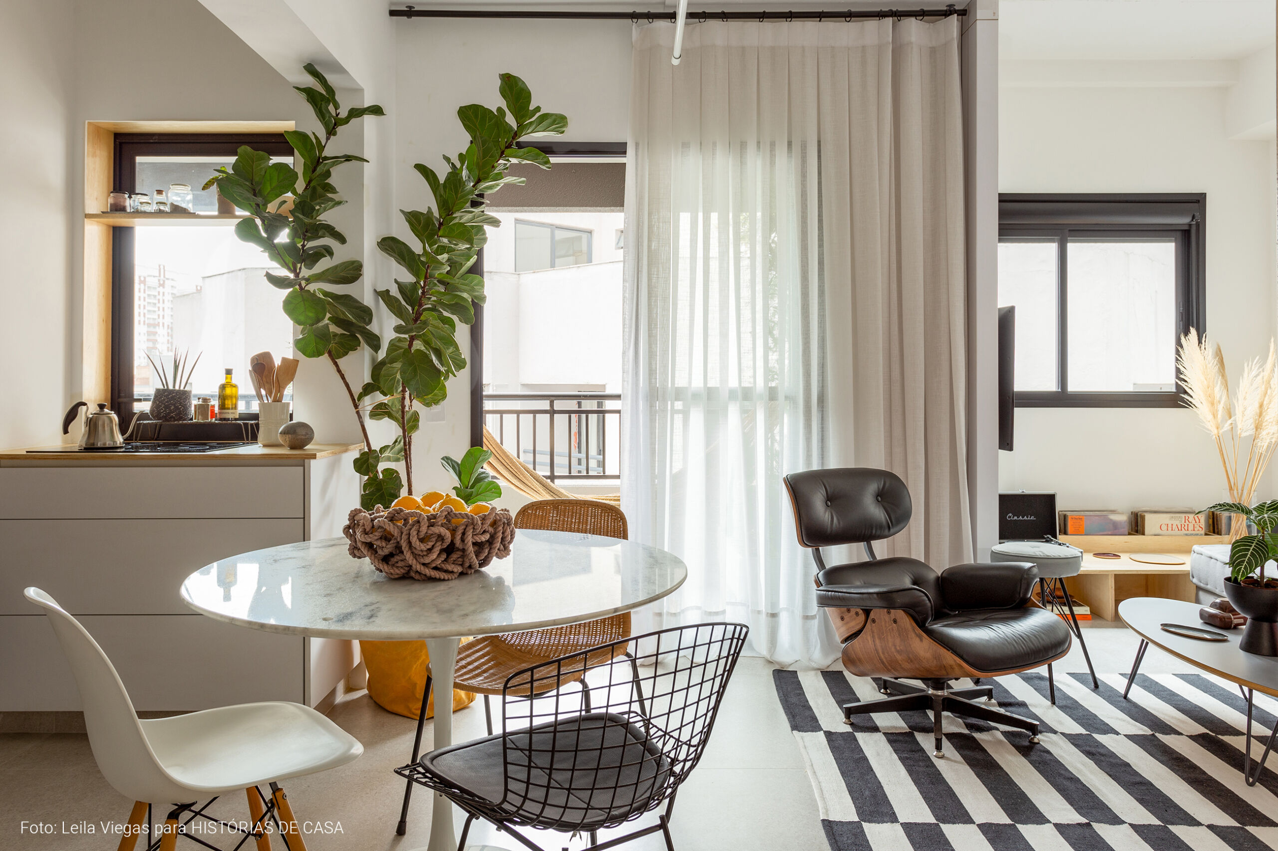 Apartamento pequeno com cozinha integrada e decoração em preto e branco