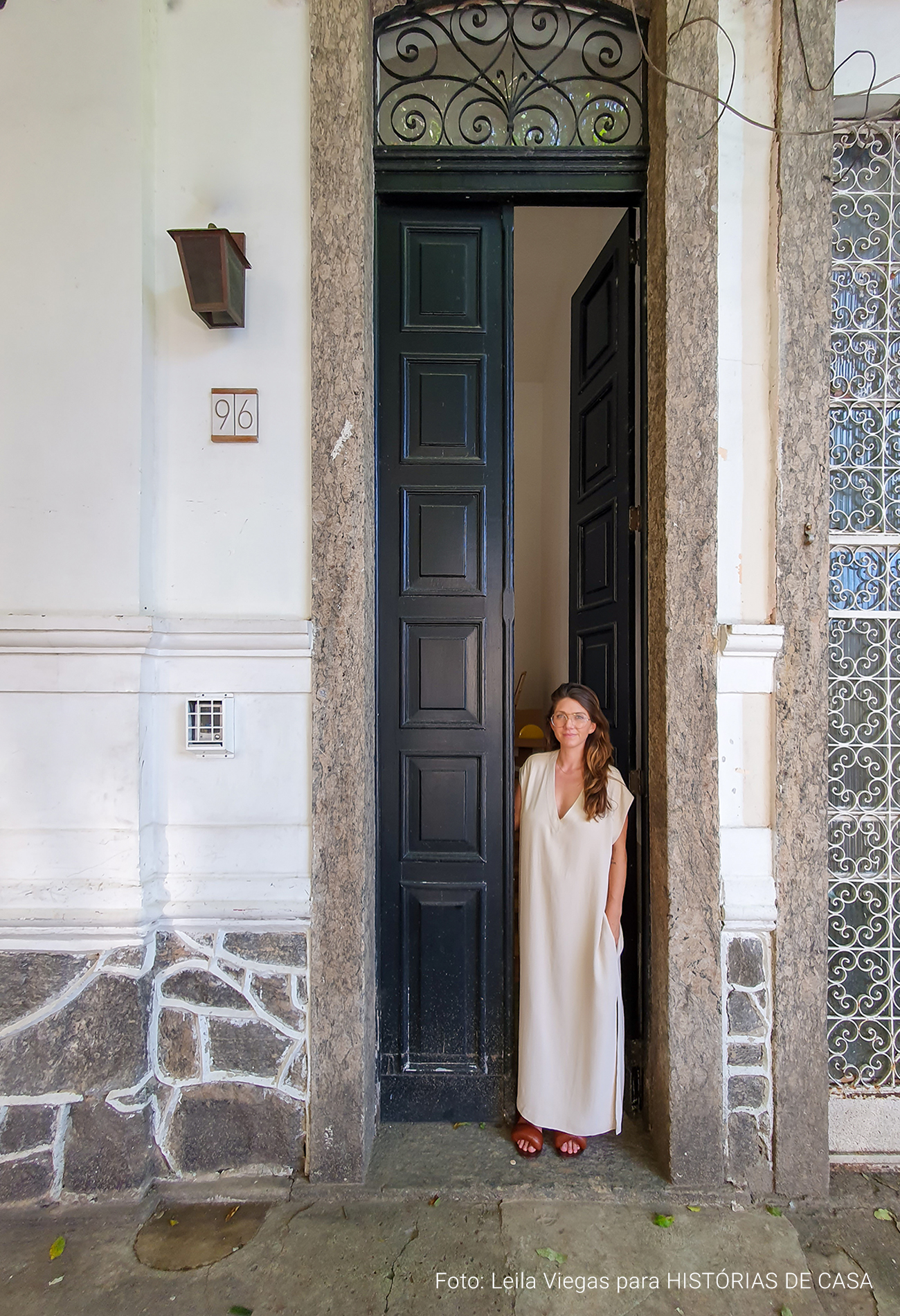 Casa no Rio de Janeiro com decoração em tons neutros e estilo minimalista.