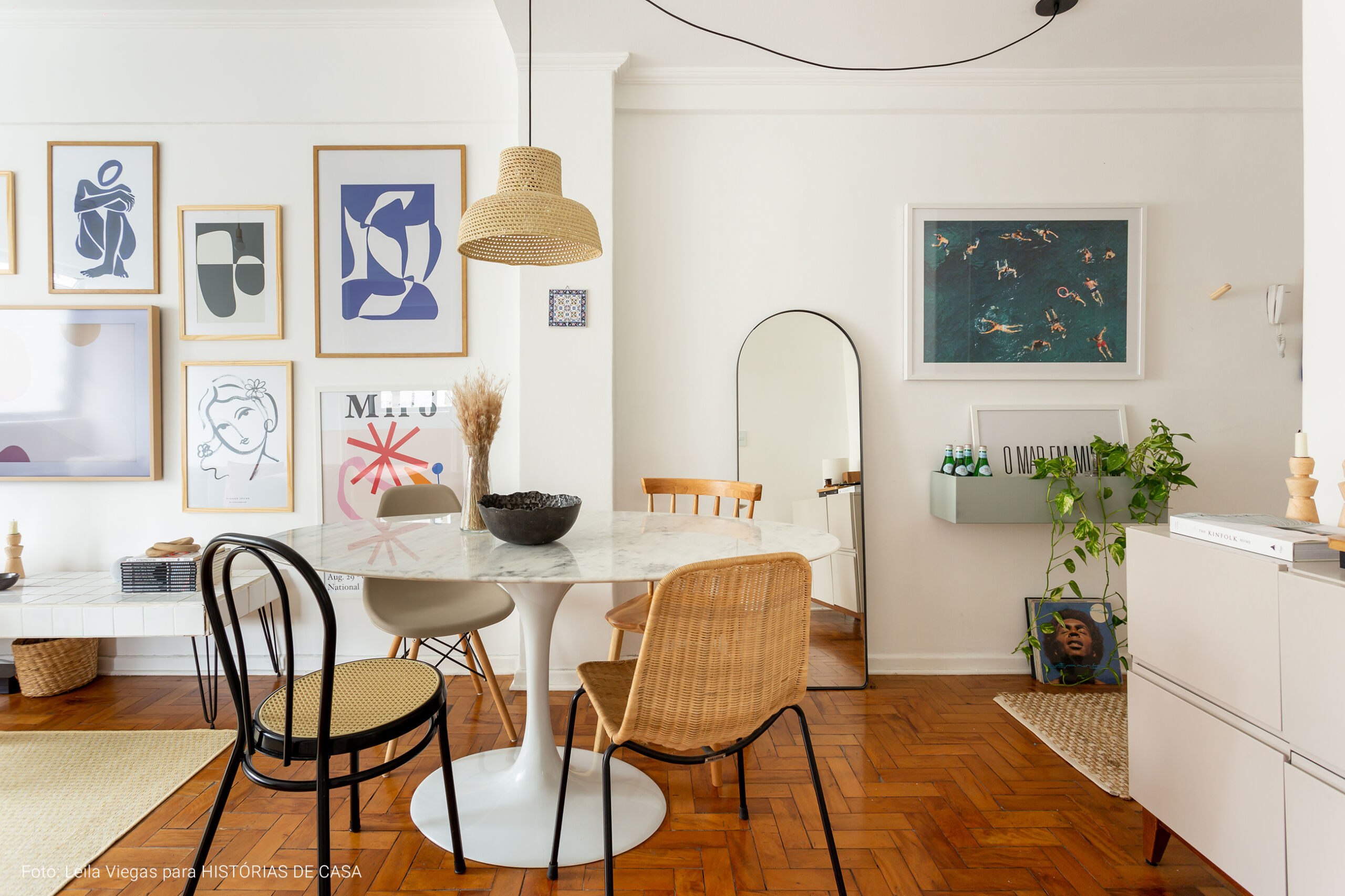 Apartamento com muitos quadros na decoração e estilo minimalista