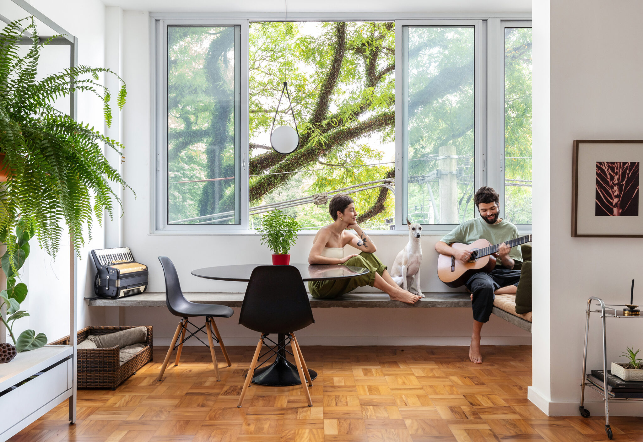 Apartamento no Bom Retiro com piso de tacos e grandes janelas