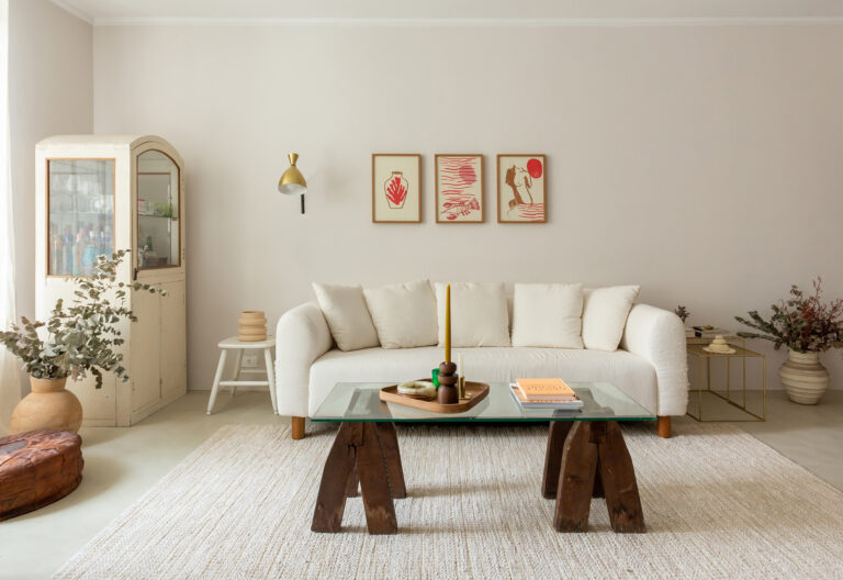 Apartamento com decoração em tons neutros e branco