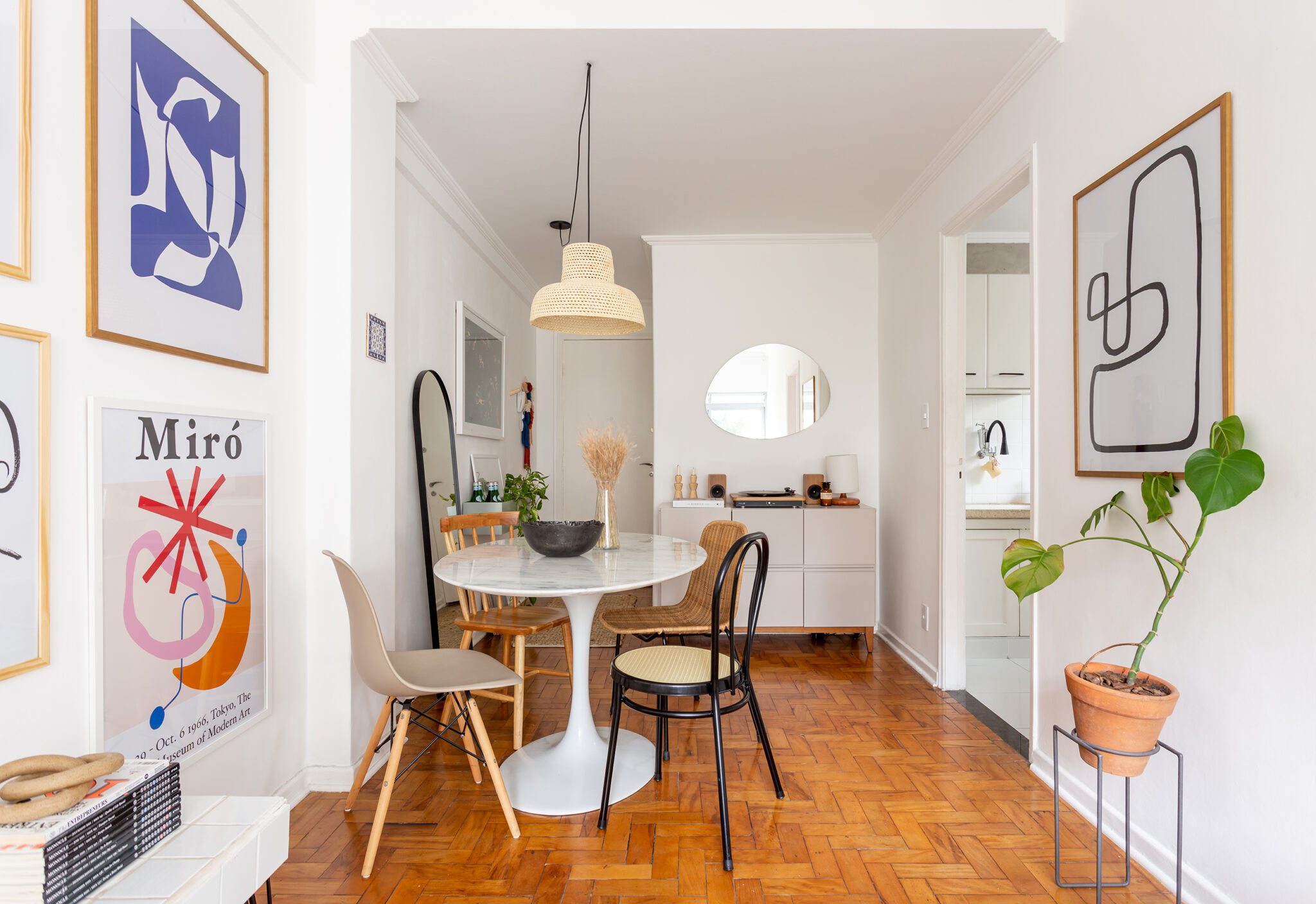 Apartamento pequeno com muitos quadros e decoração minimalista