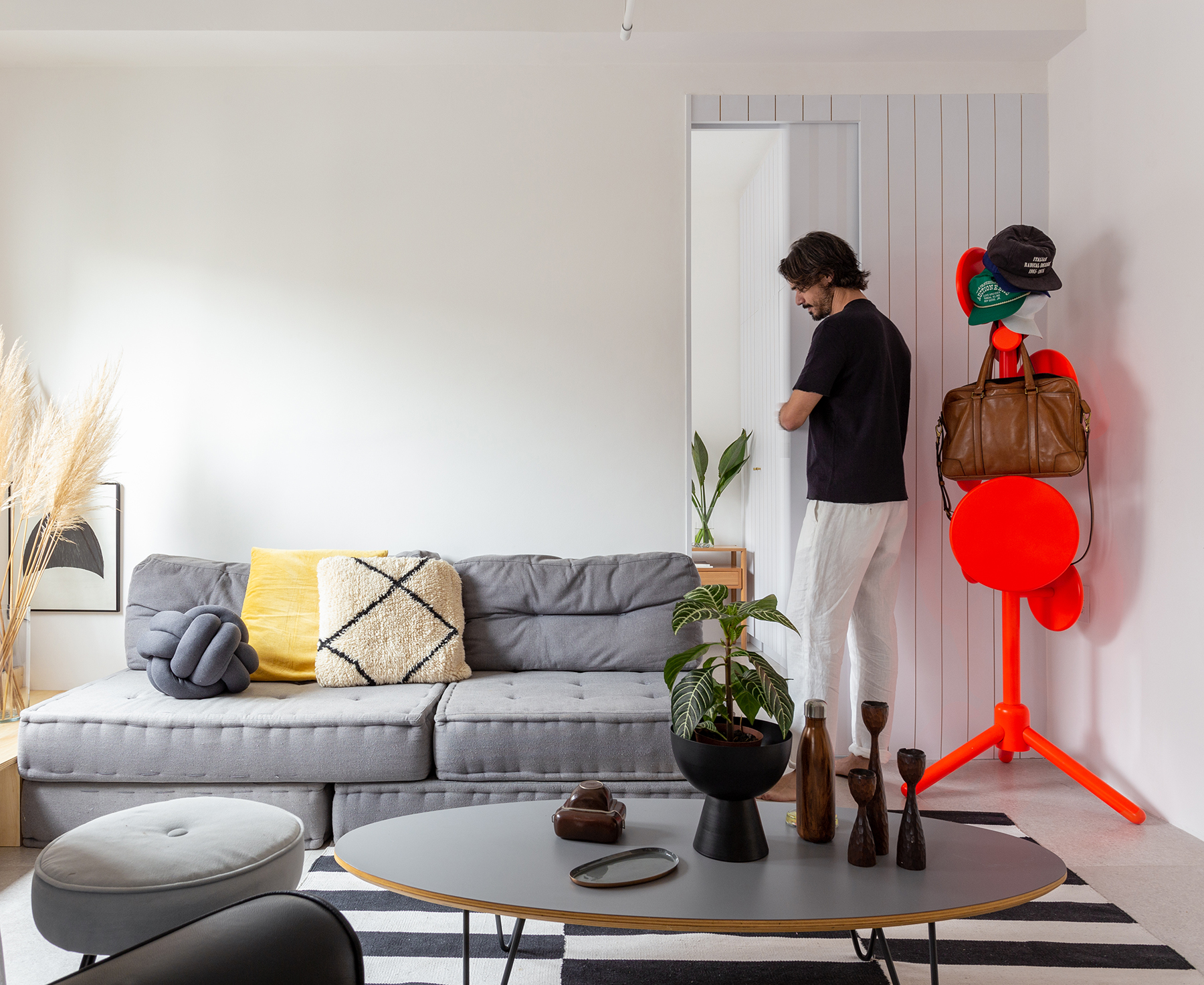 Apartamento pequeno com cozinha integrada e decoração em preto e branco