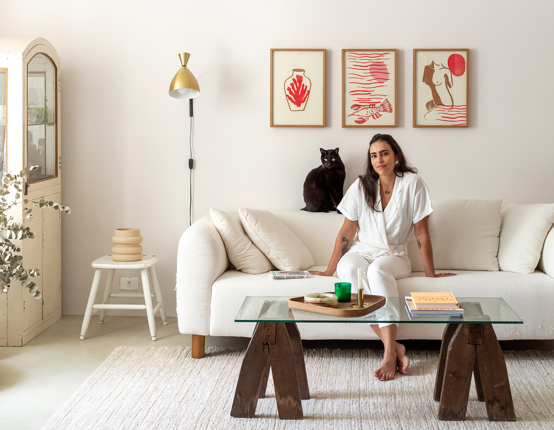 Apartamento com decoração em tons neutros e branco