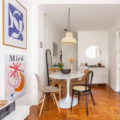 Apartamento pequeno com muitos quadros e decoração minimalista