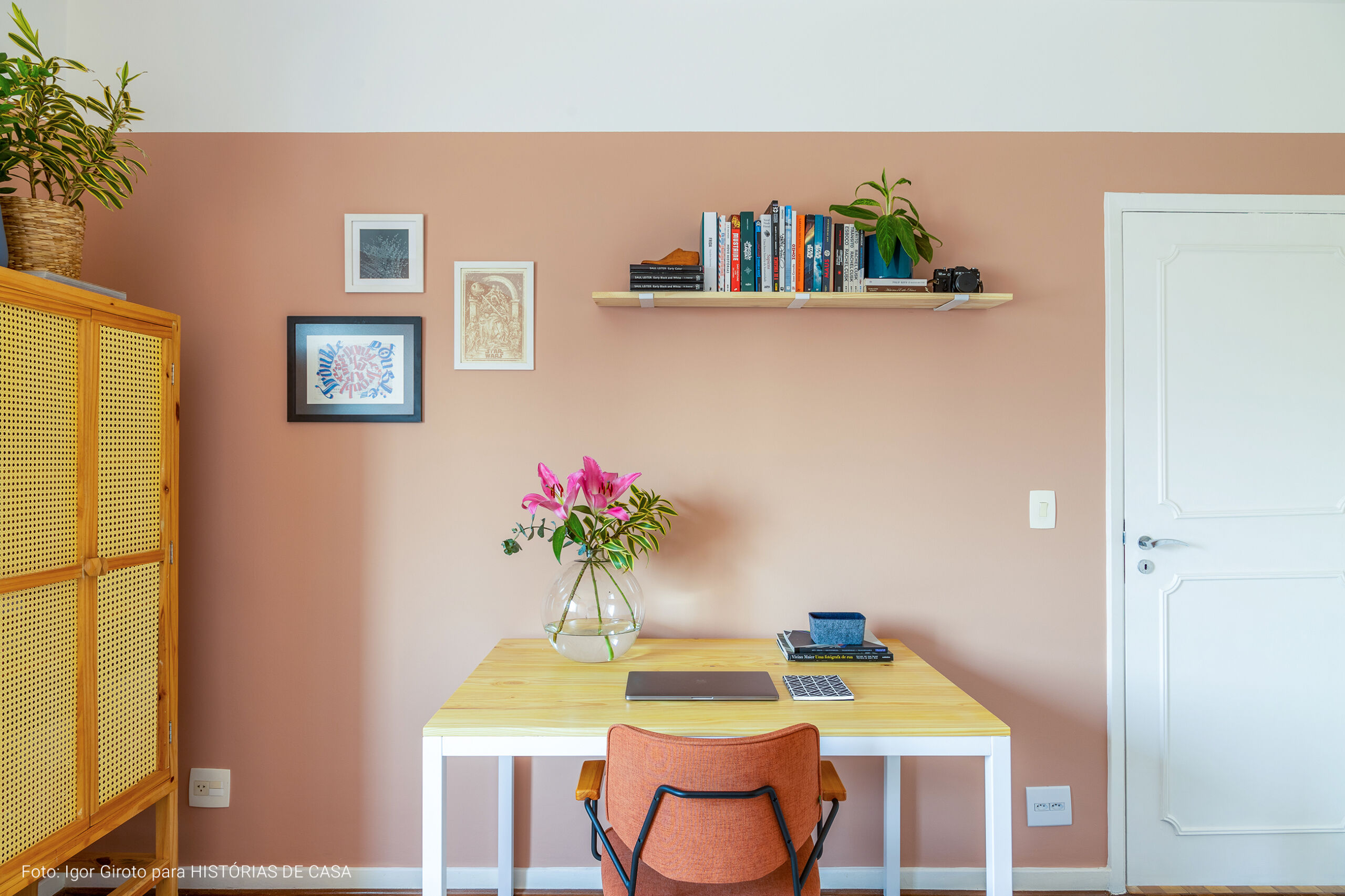 Home office colorido com paredes pintadas, no Histórias de Casa