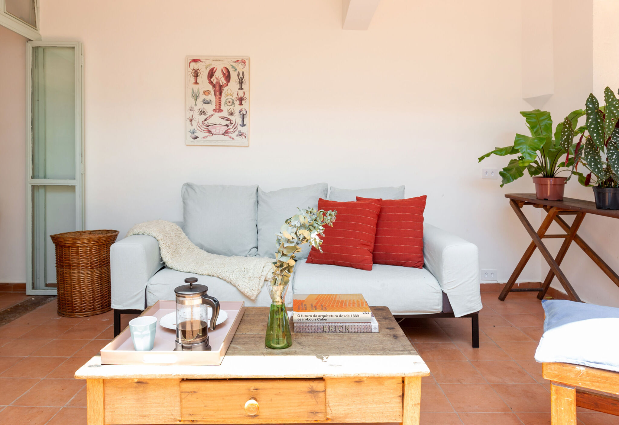 Casa antiga com tons terrosos