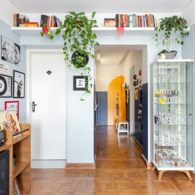 Apartamento pequeno com paredes coloridas