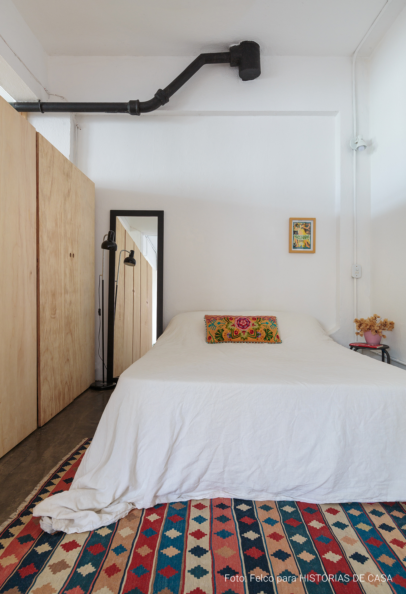 Cômodos integrados e móveis garimpados em apartamento no Rio de Janeiro