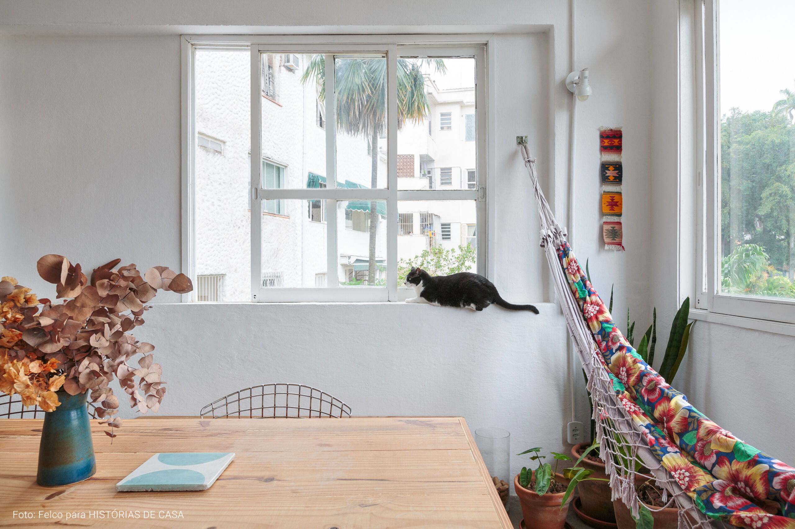 Cômodos integrados e móveis garimpados em apartamento no Rio de Janeiro