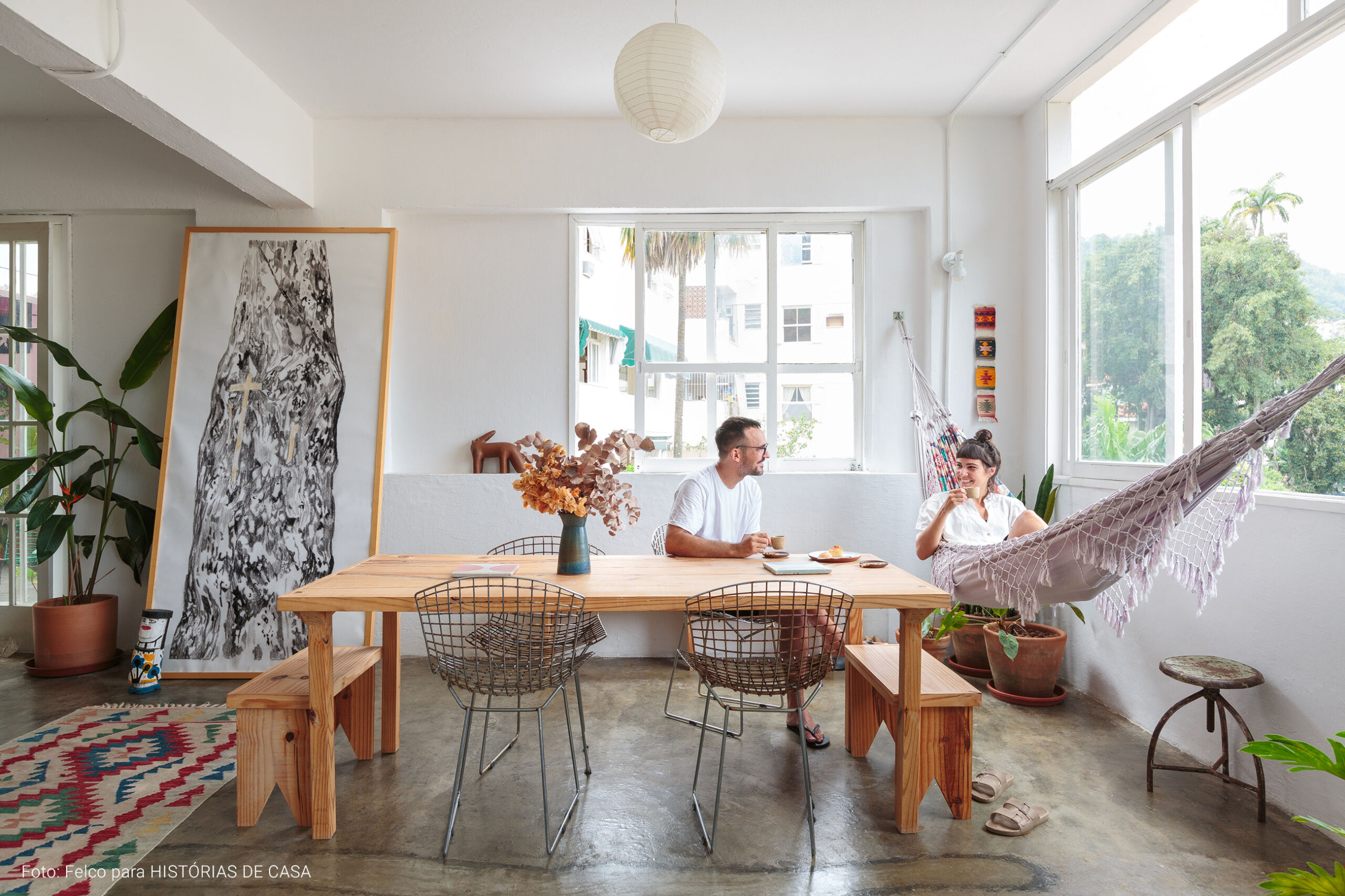 Cômodos integrados e móveis garimpados em apartamento no Rio de Janeiro