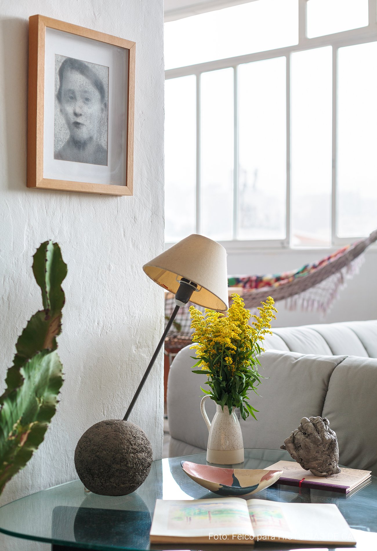 Cômodos integrados e móveis garimpados em apartamento no Rio de Janeiro