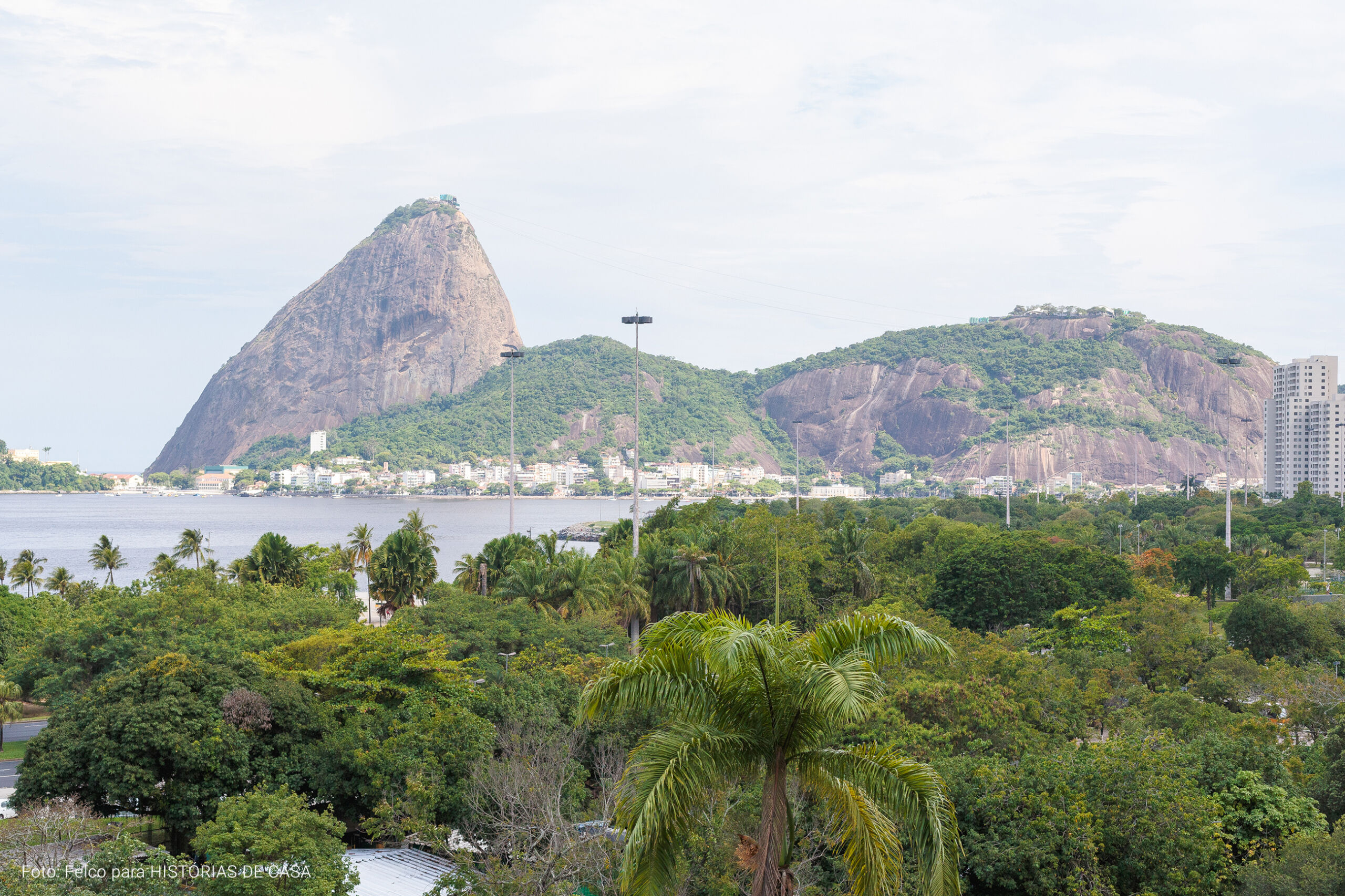 Apartamento no Rio de Janeiro de Gigi Barreto, com decoração cheia de plantas, quadros e pinturas nas paredes