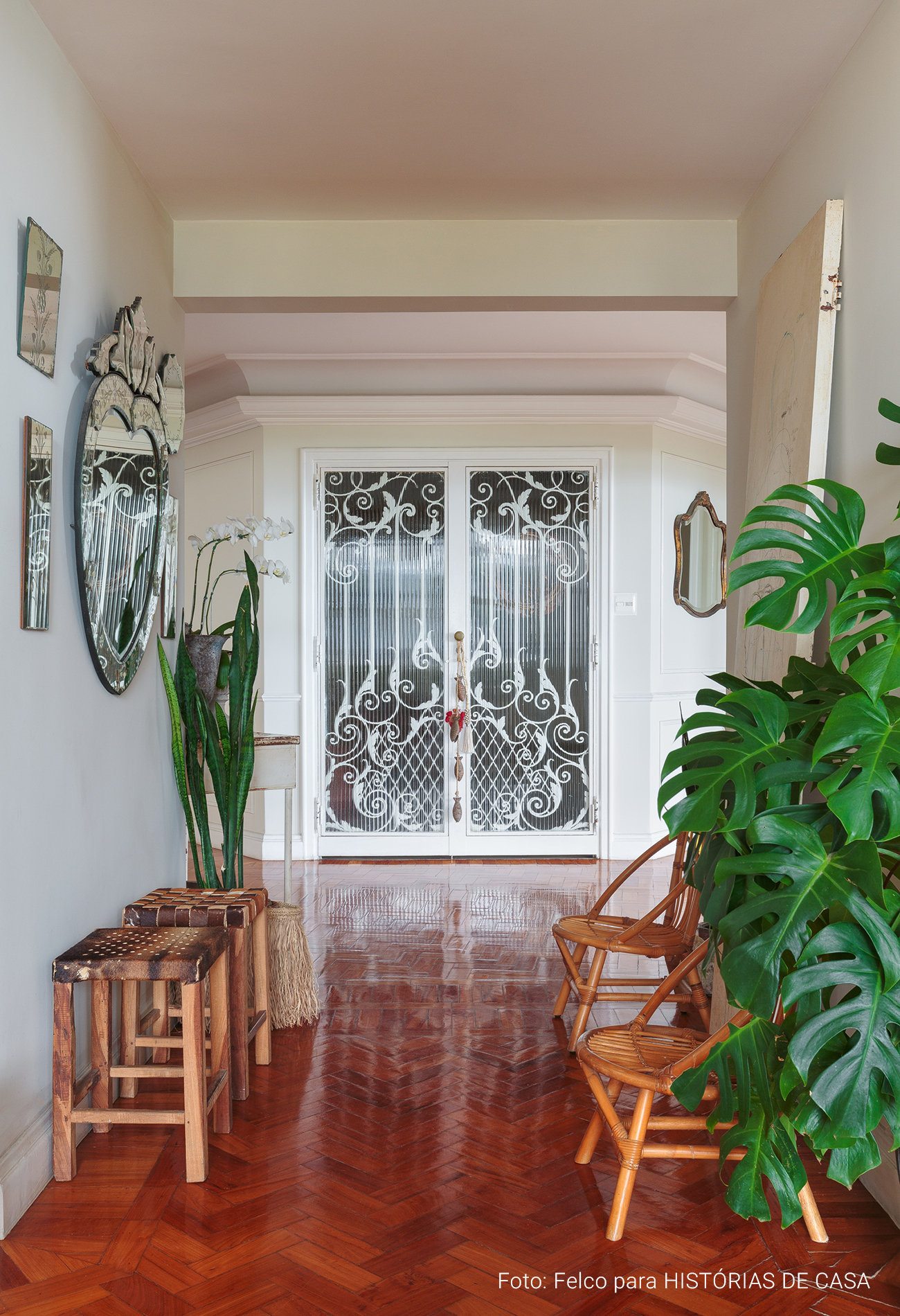 Apartamento no Rio de Janeiro de Gigi Barreto, com decoração cheia de plantas, quadros e pinturas nas paredes