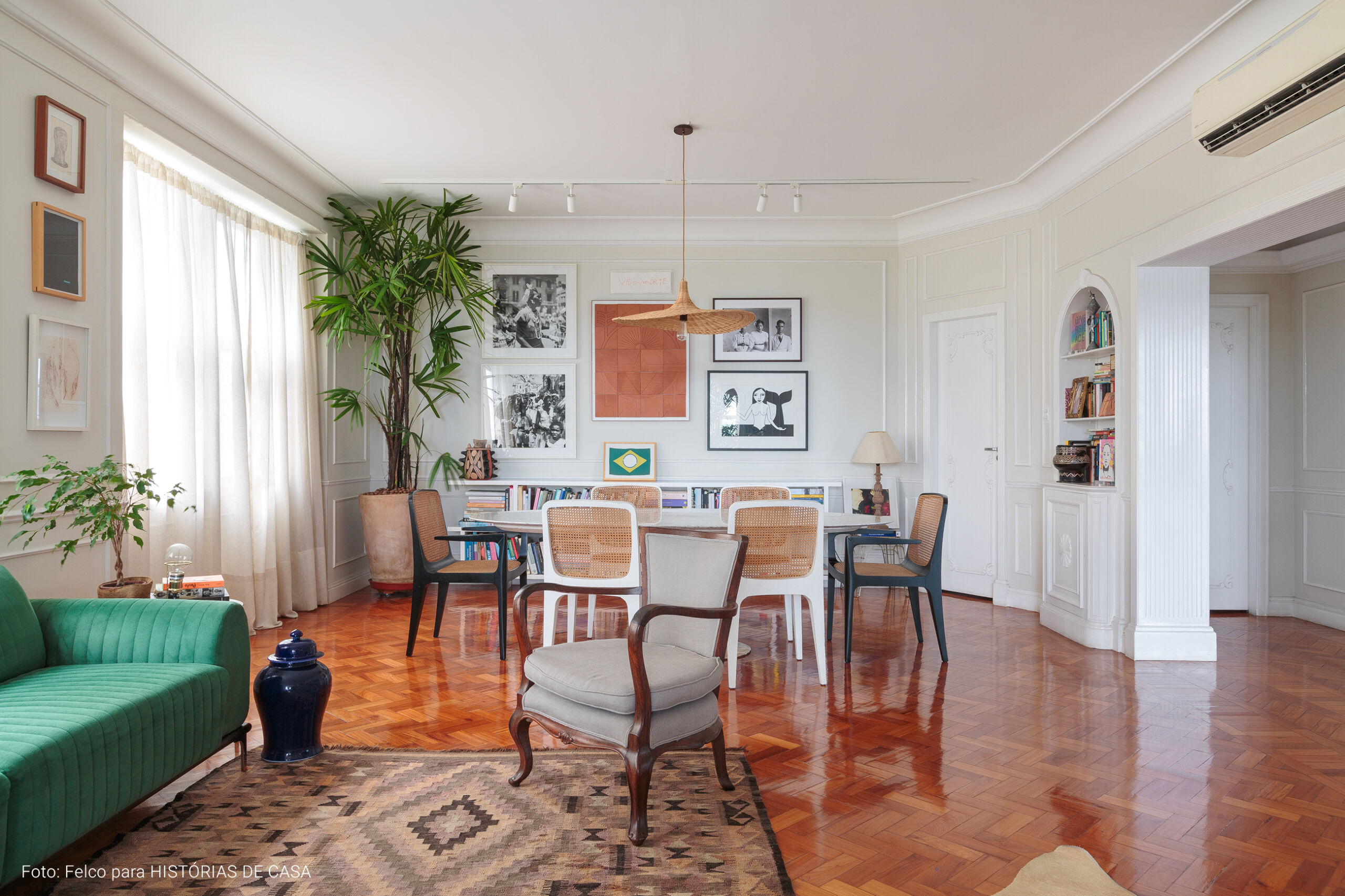 Apartamento no Rio de Janeiro de Gigi Barreto, com decoração cheia de plantas, quadros e pinturas nas paredes