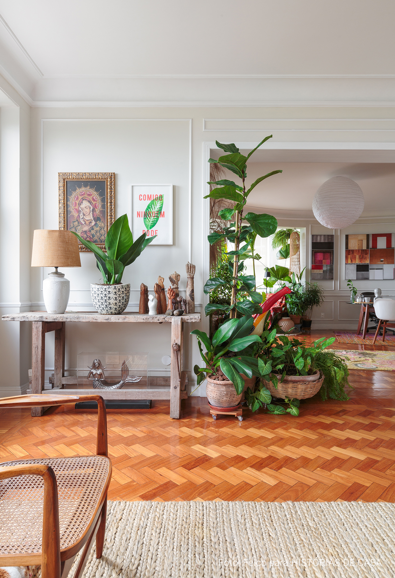 Apartamento no Rio de Janeiro de Gigi Barreto, com decoração cheia de plantas, quadros e pinturas nas paredes