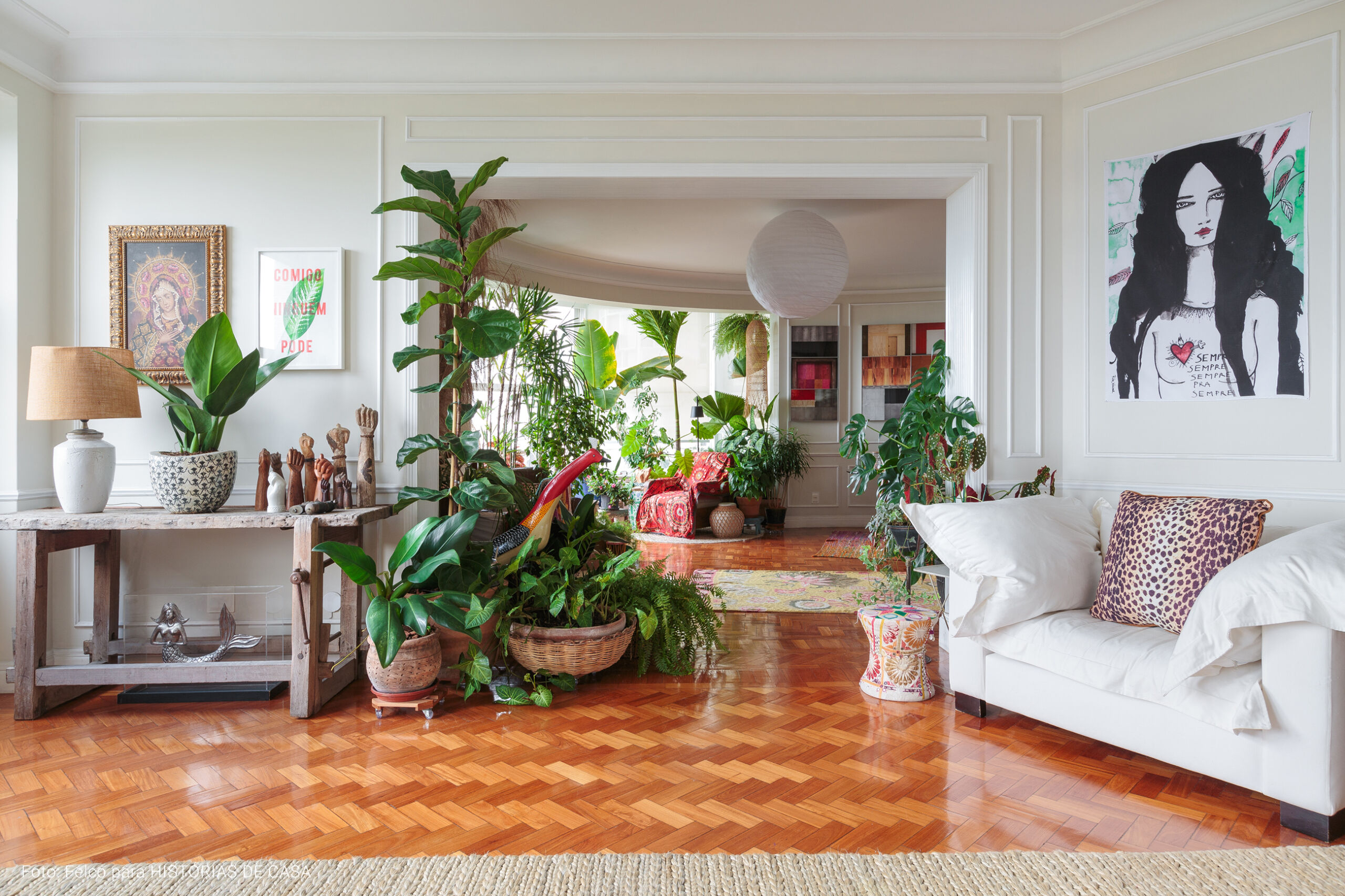 Apartamento no Rio de Janeiro de Gigi Barreto, com decoração cheia de plantas, quadros e pinturas nas paredes