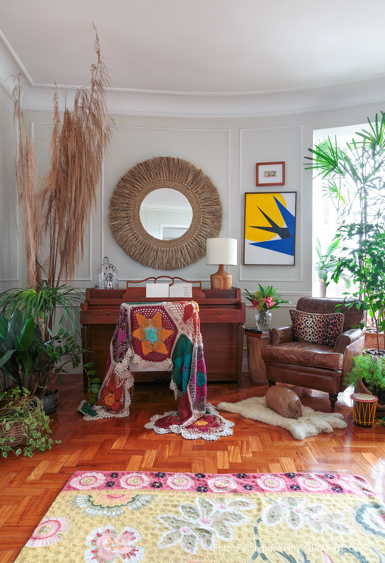 Apartamento no Rio de Janeiro de Gigi Barreto, com decoração cheia de plantas, quadros e pinturas nas paredes