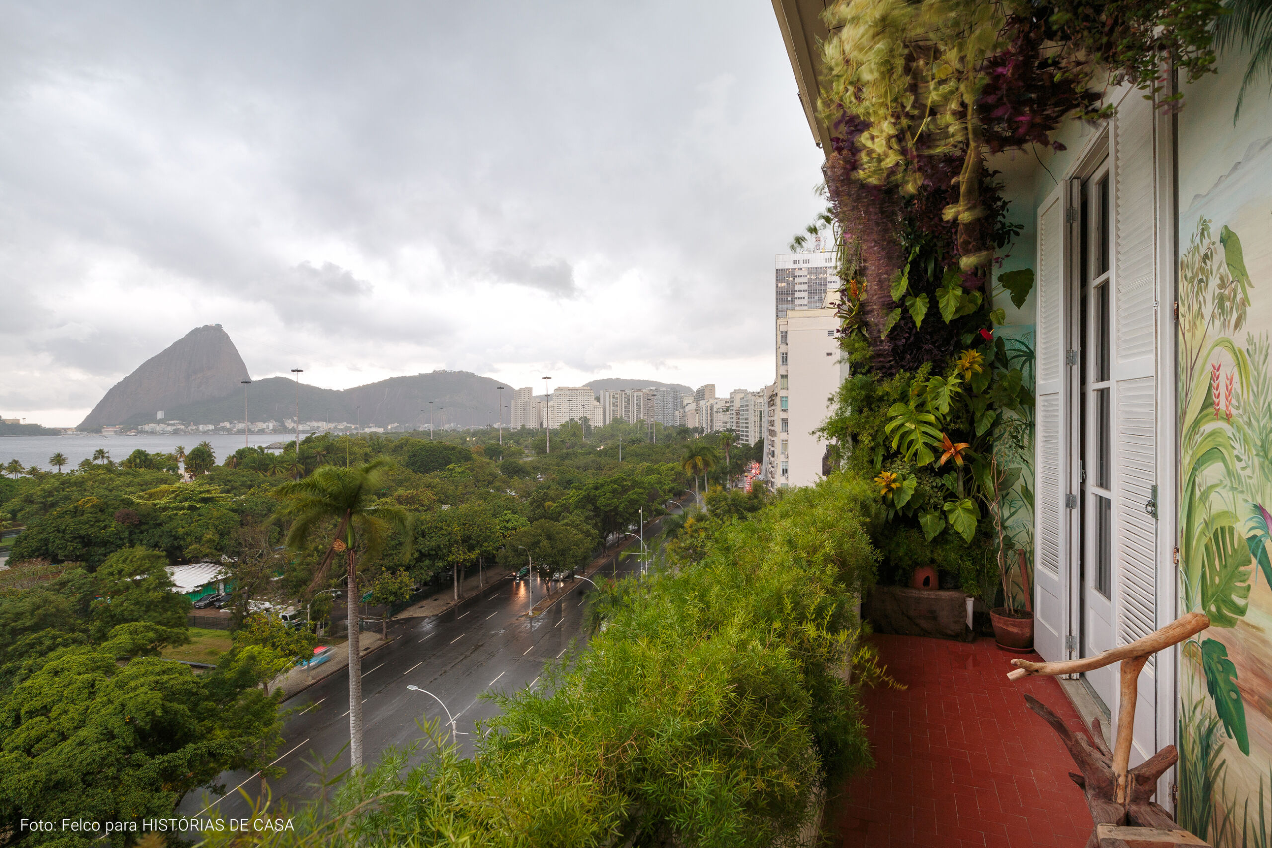 Apartamento no Rio de Janeiro de Gigi Barreto, com decoração cheia de plantas, quadros e pinturas nas paredes