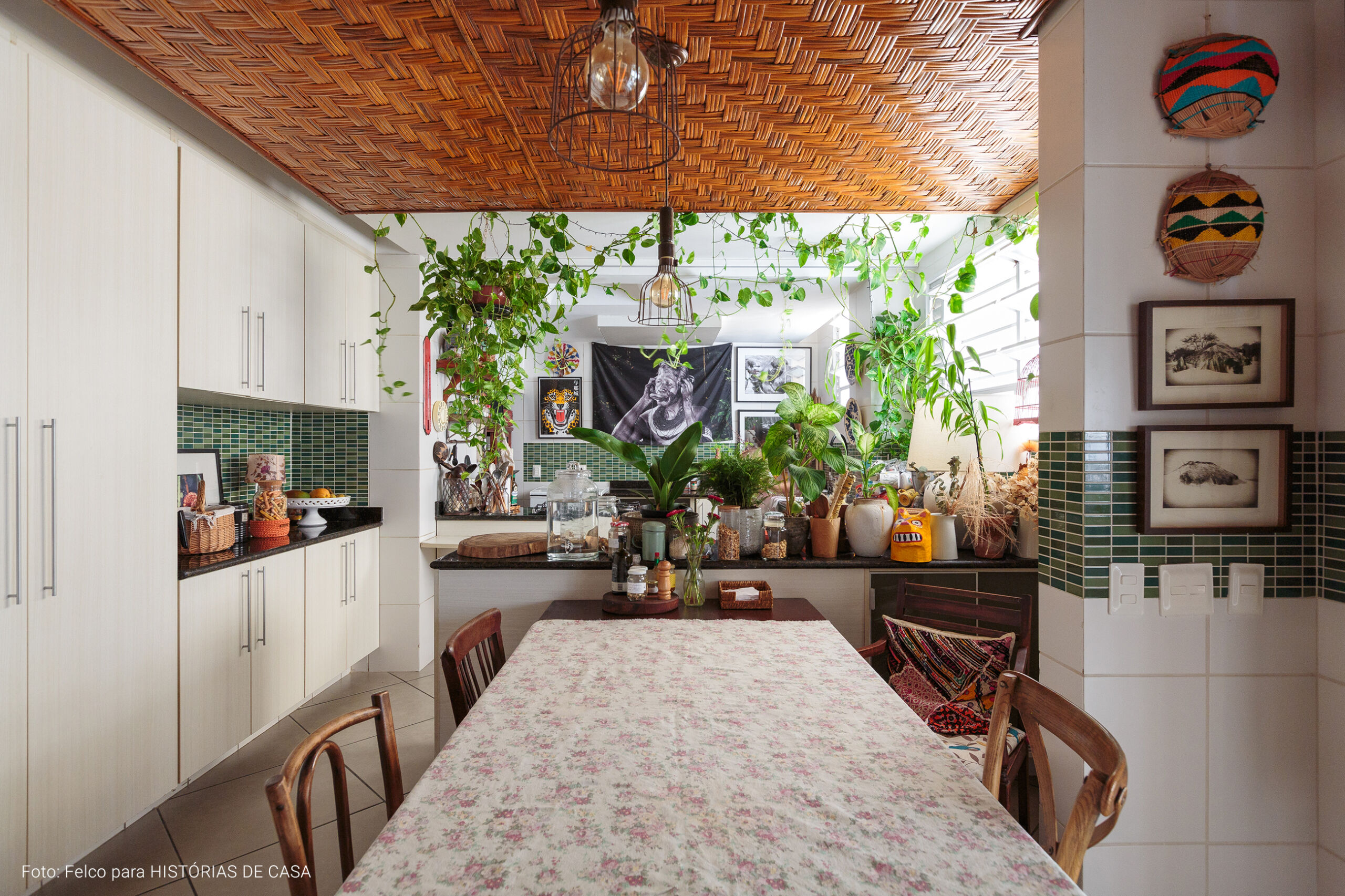 Apartamento no Rio de Janeiro de Gigi Barreto, com decoração cheia de plantas, quadros e pinturas nas paredes