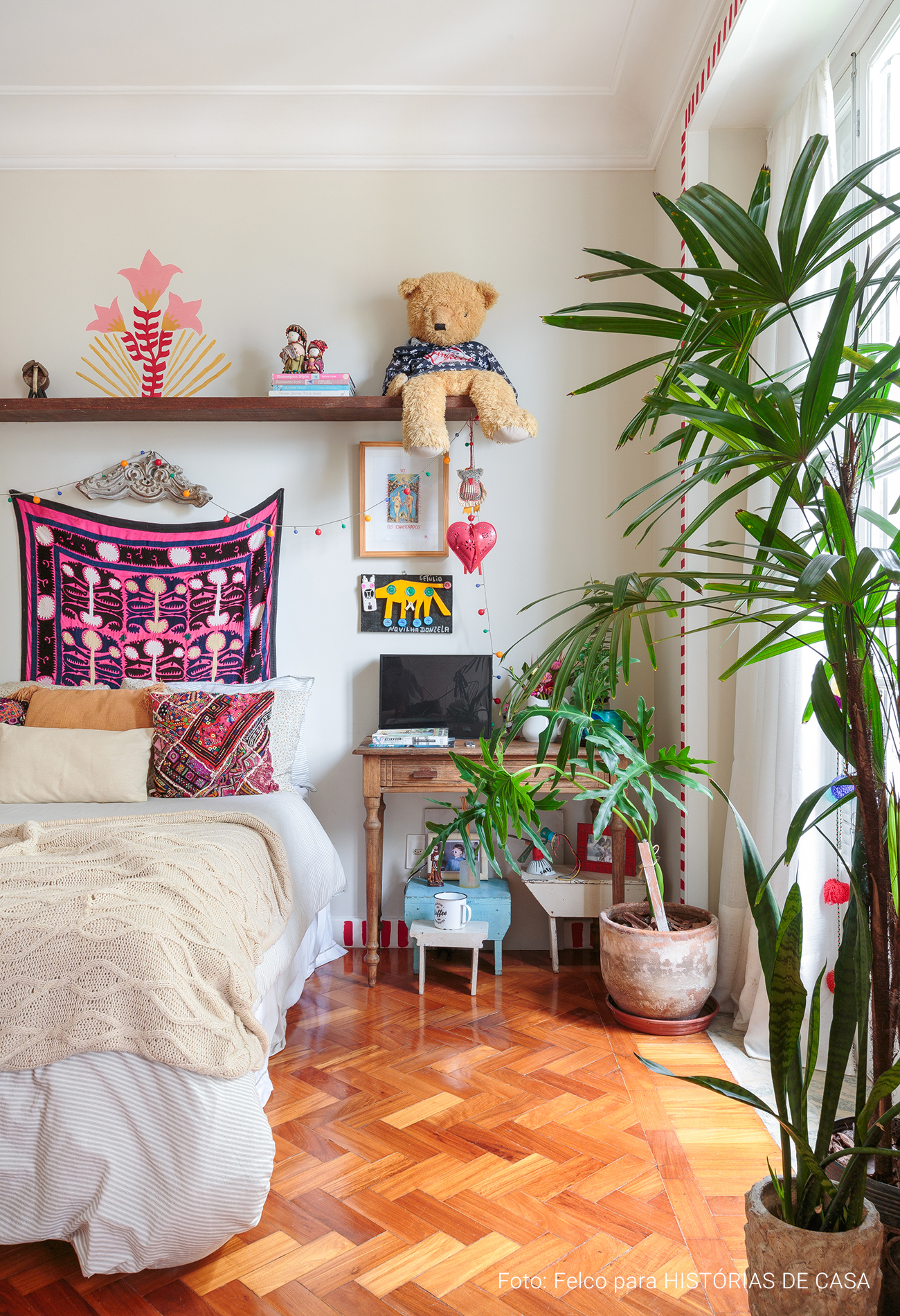 Apartamento no Rio de Janeiro de Gigi Barreto, com decoração cheia de plantas, quadros e pinturas nas paredes