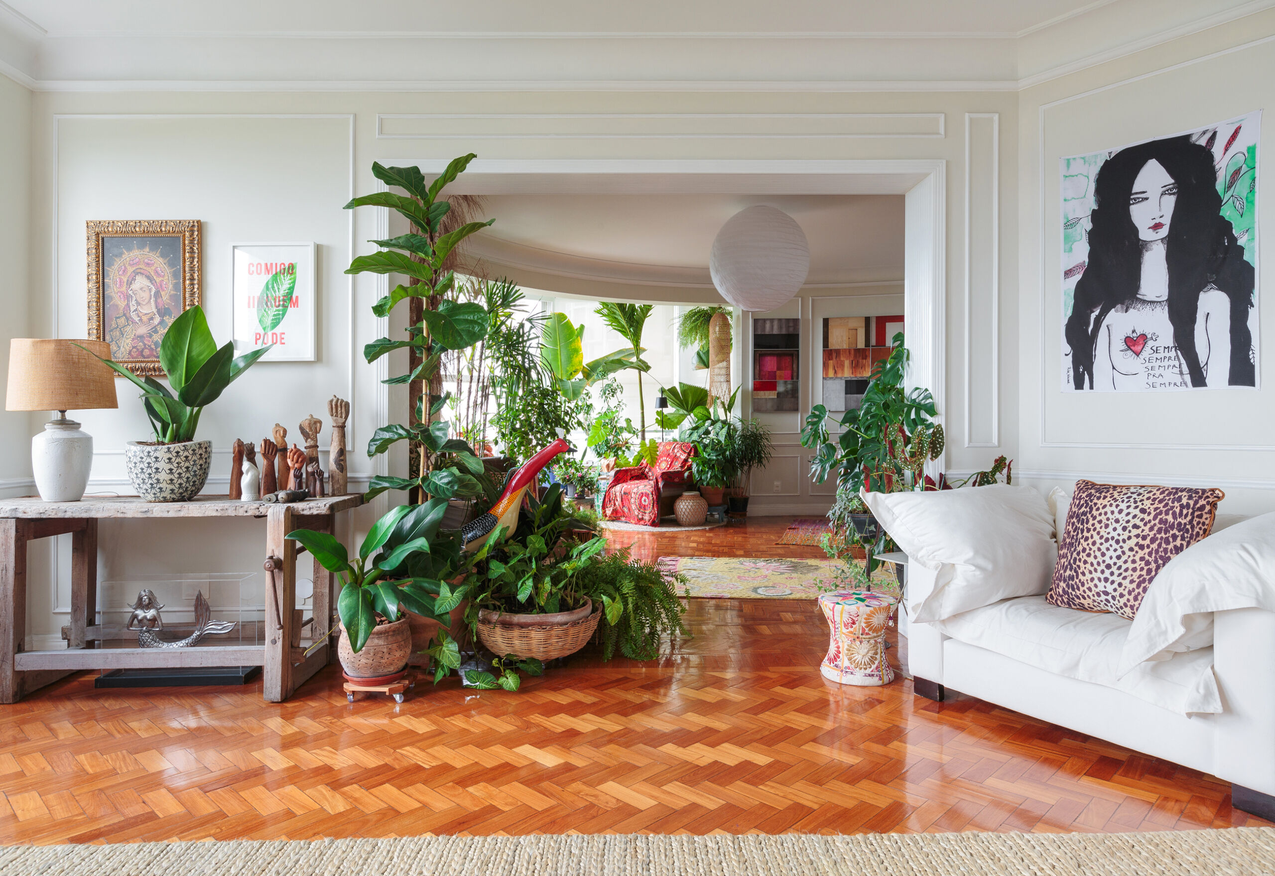 Apartamento colorido com plantas no Rio de Janeiro