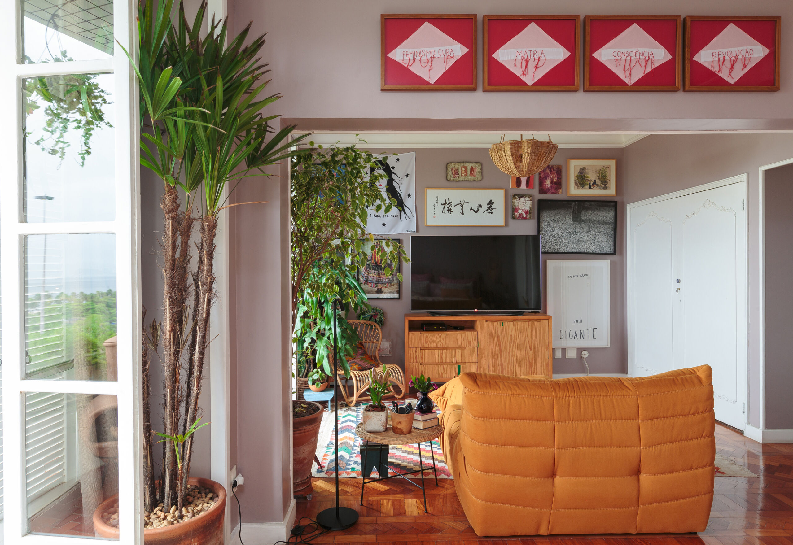 Apartamento colorido com plantas no Rio de Janeiro