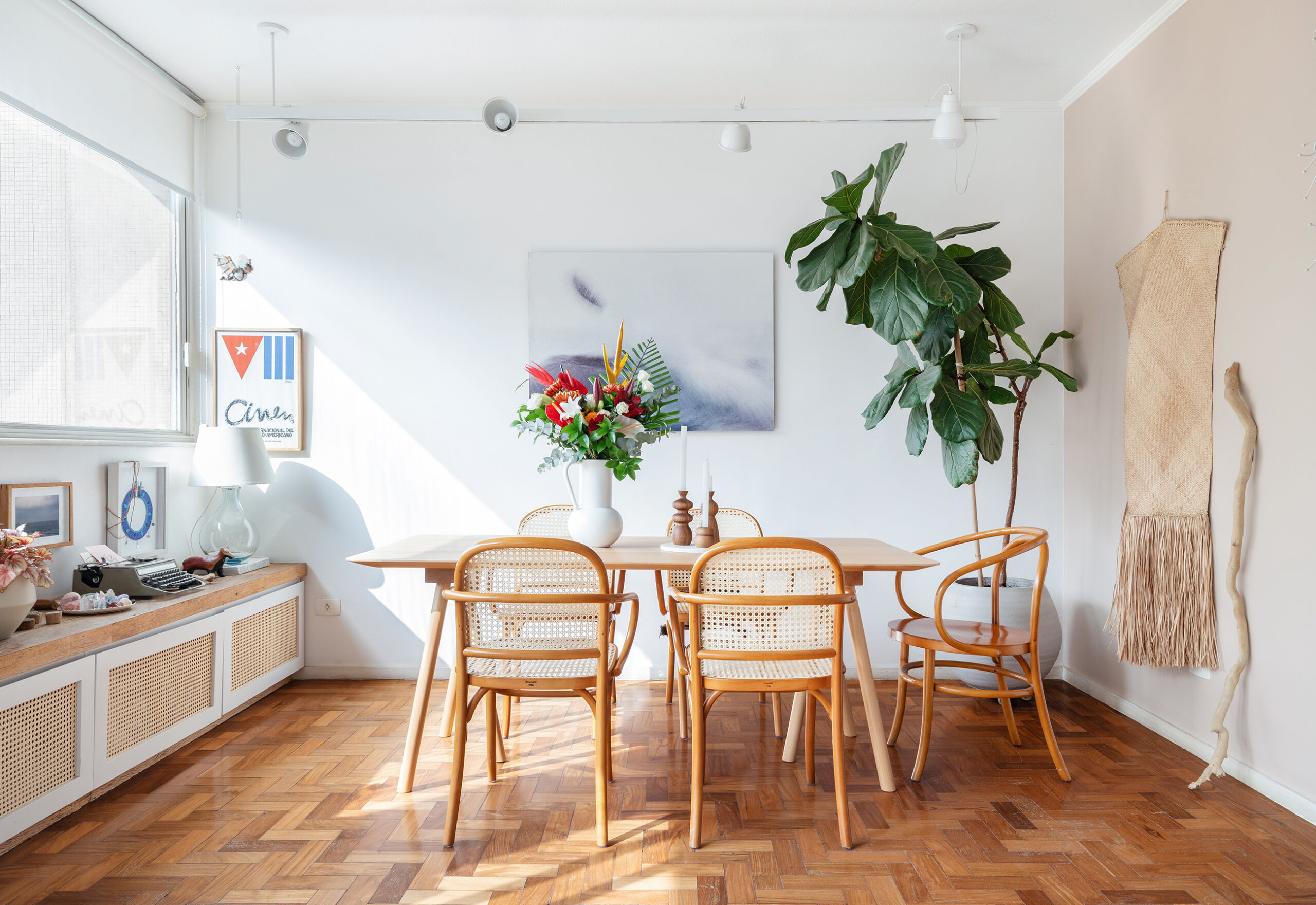 Antes e Depois Sala de Jantar tons neutros e madeira