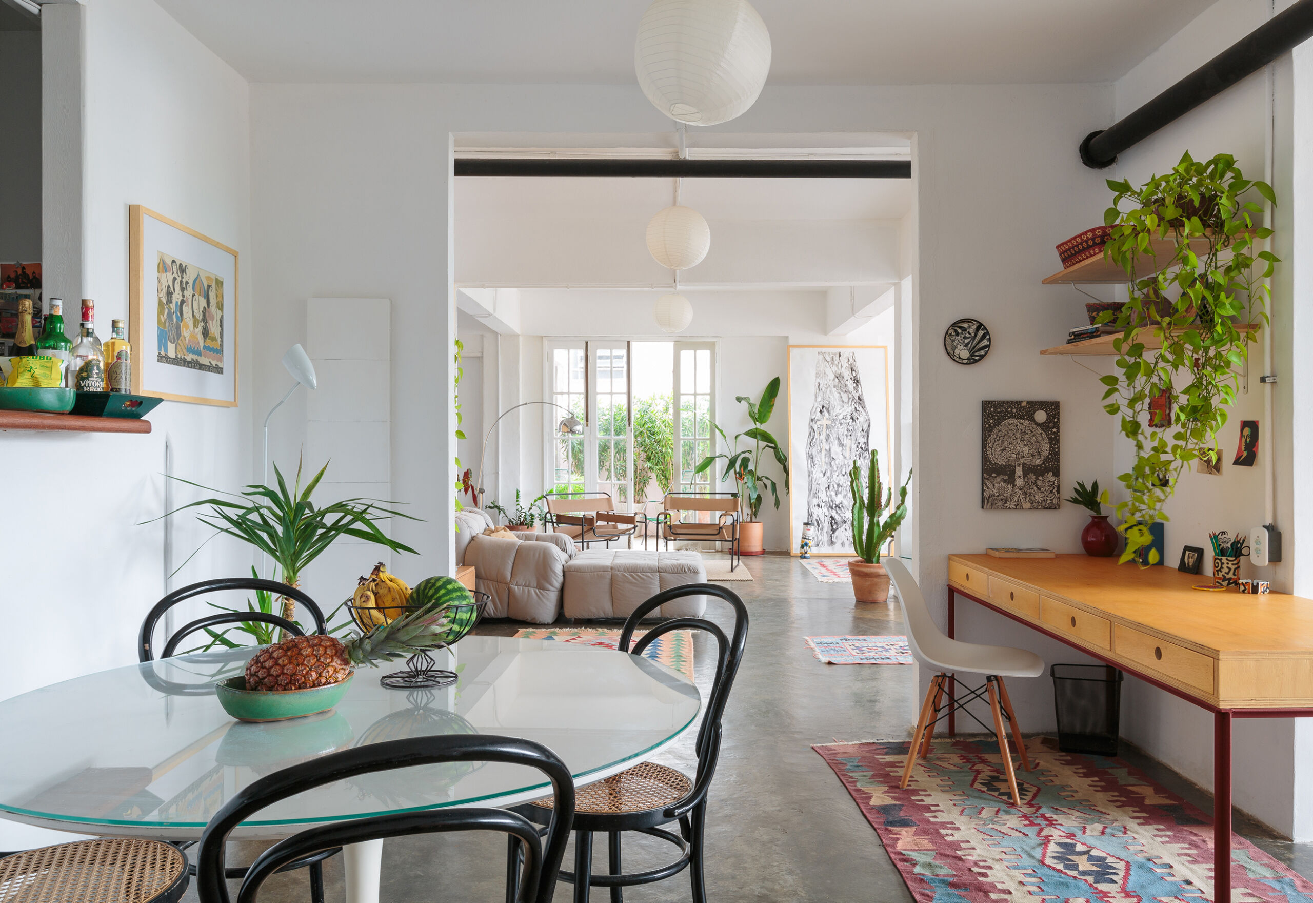 Apartamento branco e integrado no Rio de Janeiro