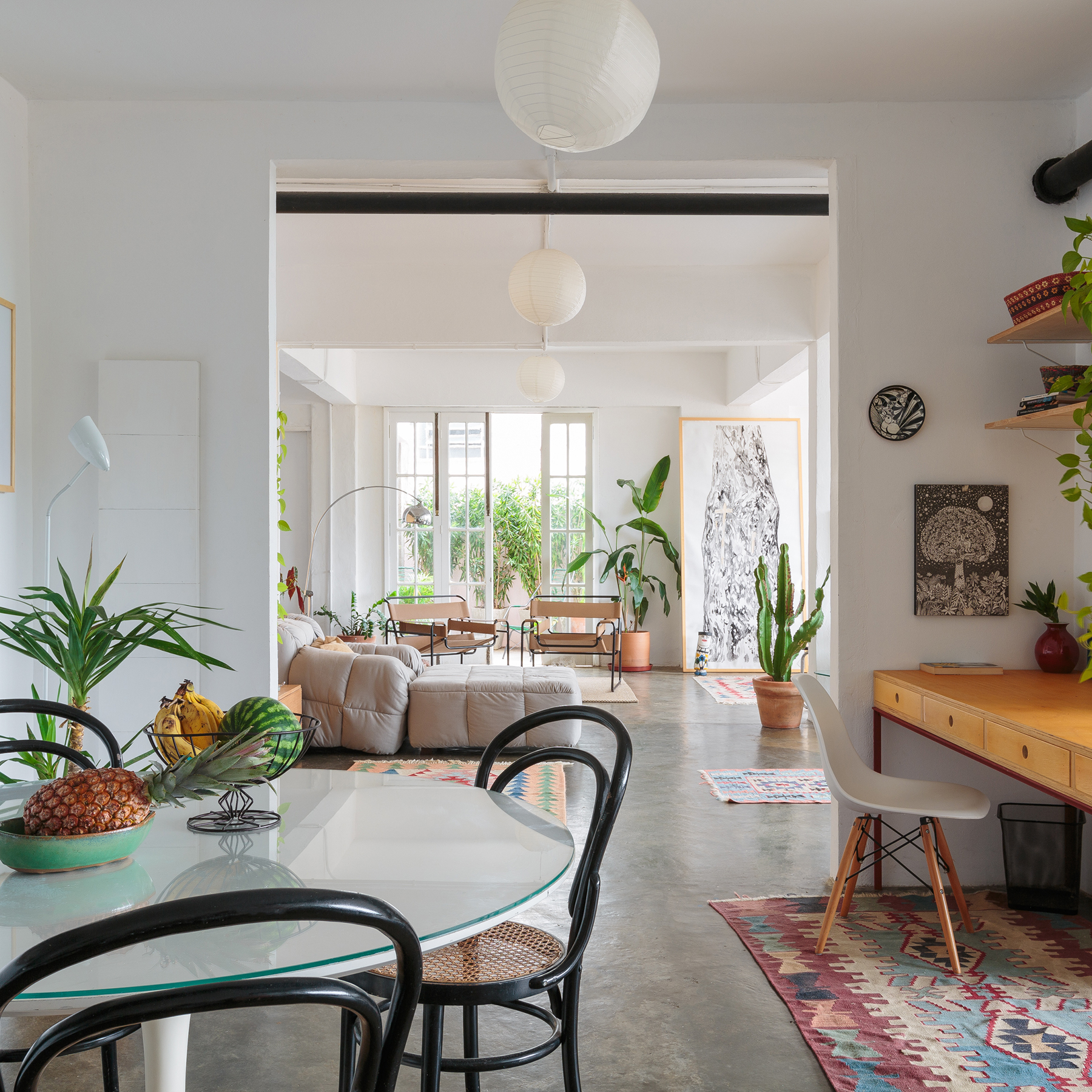 Apartamento branco e integrado no Rio de Janeiro