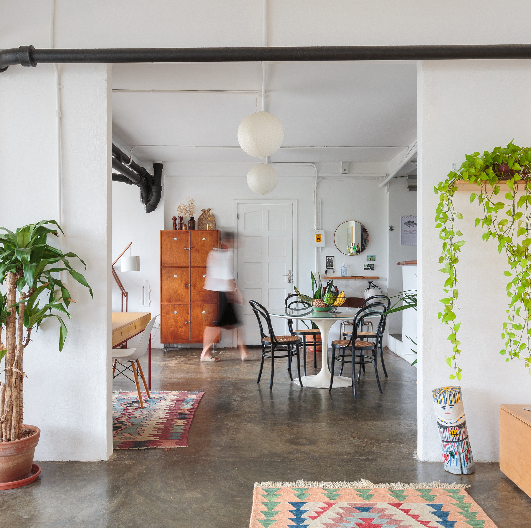Apartamento branco e integrado no Rio de Janeiro