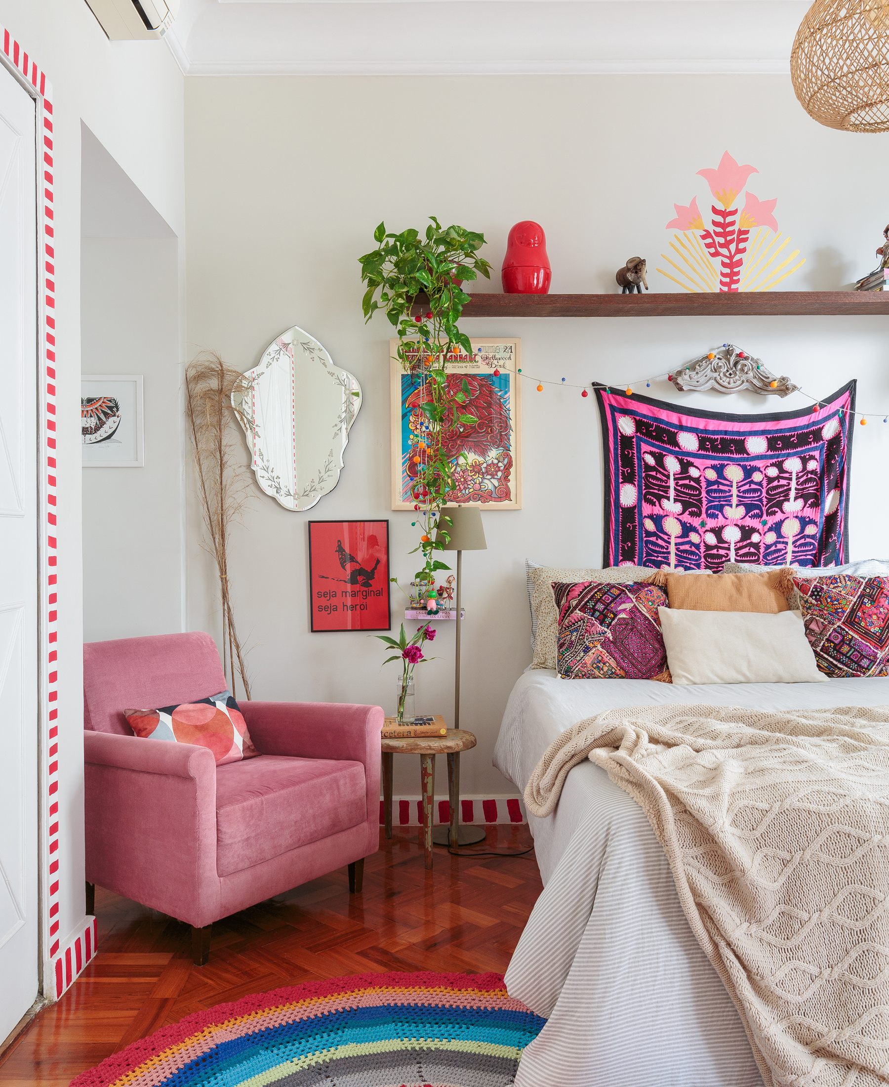 Apartamento colorido com plantas no Rio de Janeiro