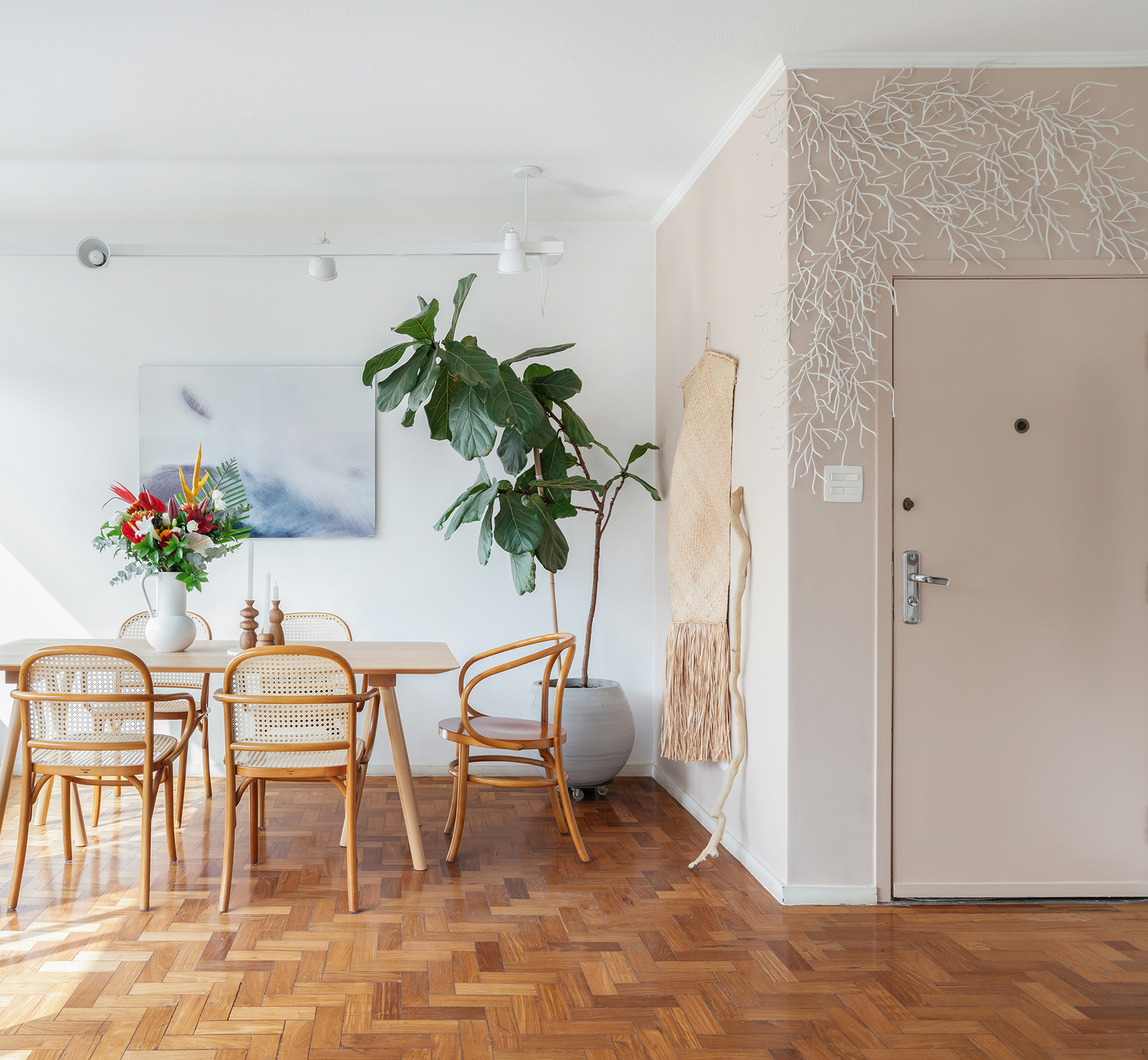 Antes e Depois Sala de Jantar tons neutros e madeira