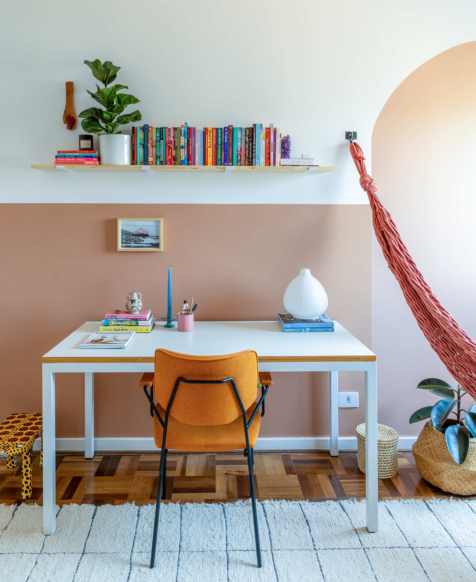 Home office colorido com paredes pintadas, no Histórias de Casa