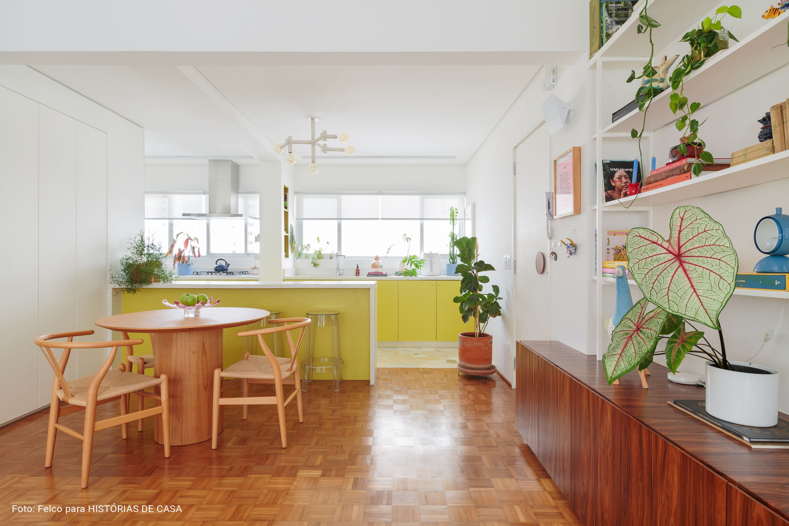 Apartamento antigo com janelas grandes e cômodos espaçosos