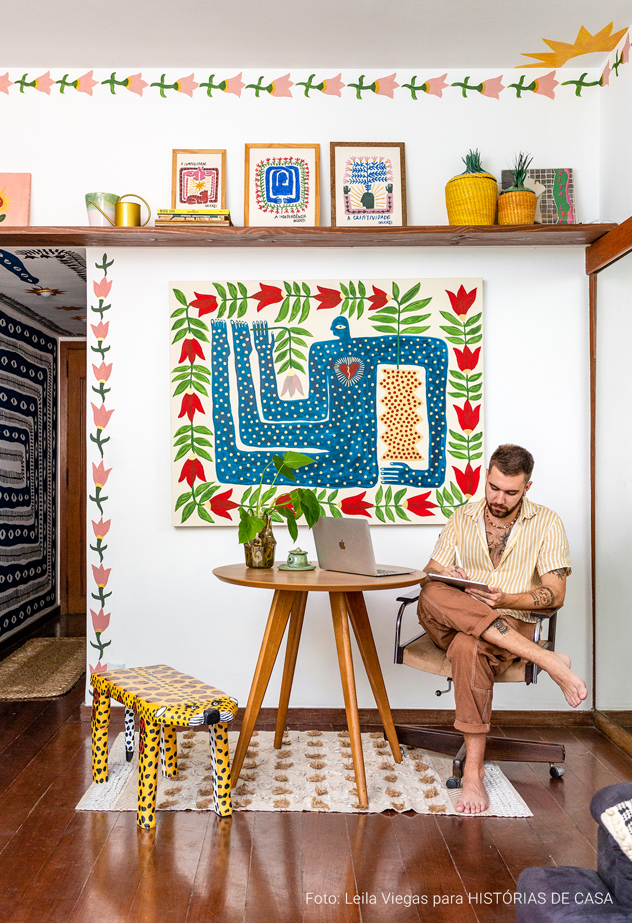 Apartamento do artista João Incerti, com decoração colorida e paredes repletas de pinturas e arte.