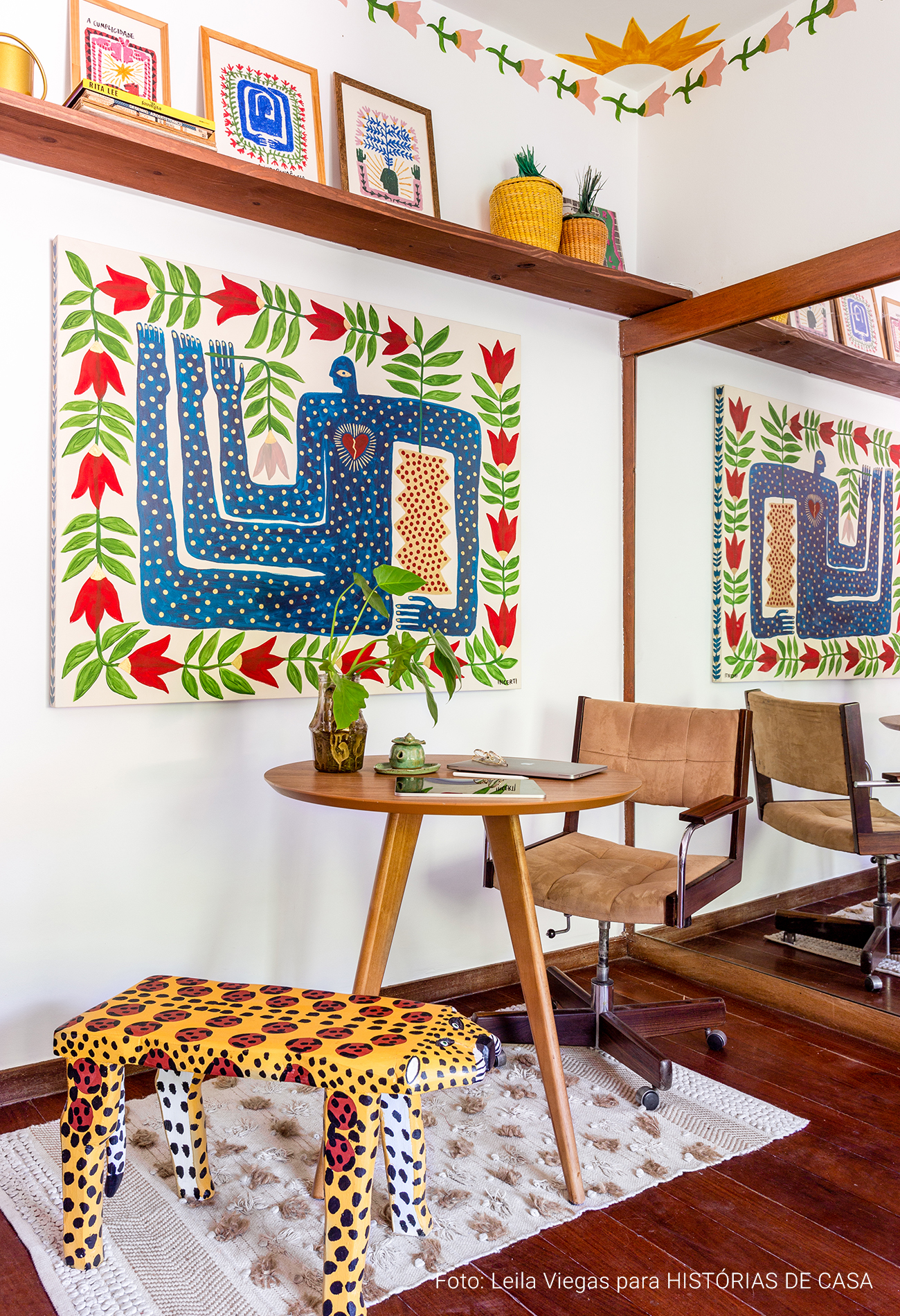 Apartamento do artista João Incerti, com decoração colorida e paredes repletas de pinturas e arte.