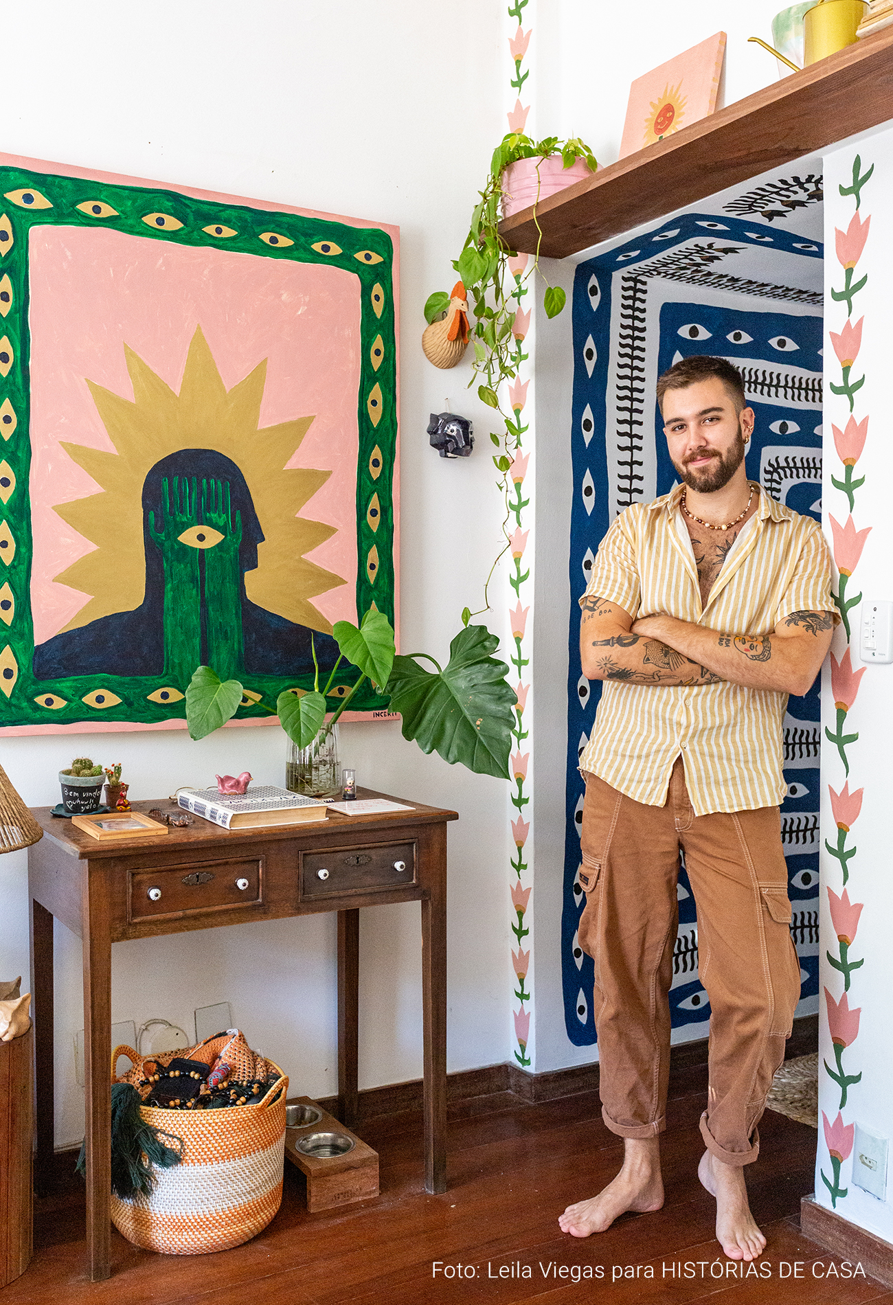 Apartamento do artista João Incerti, com decoração colorida e paredes repletas de pinturas e arte.