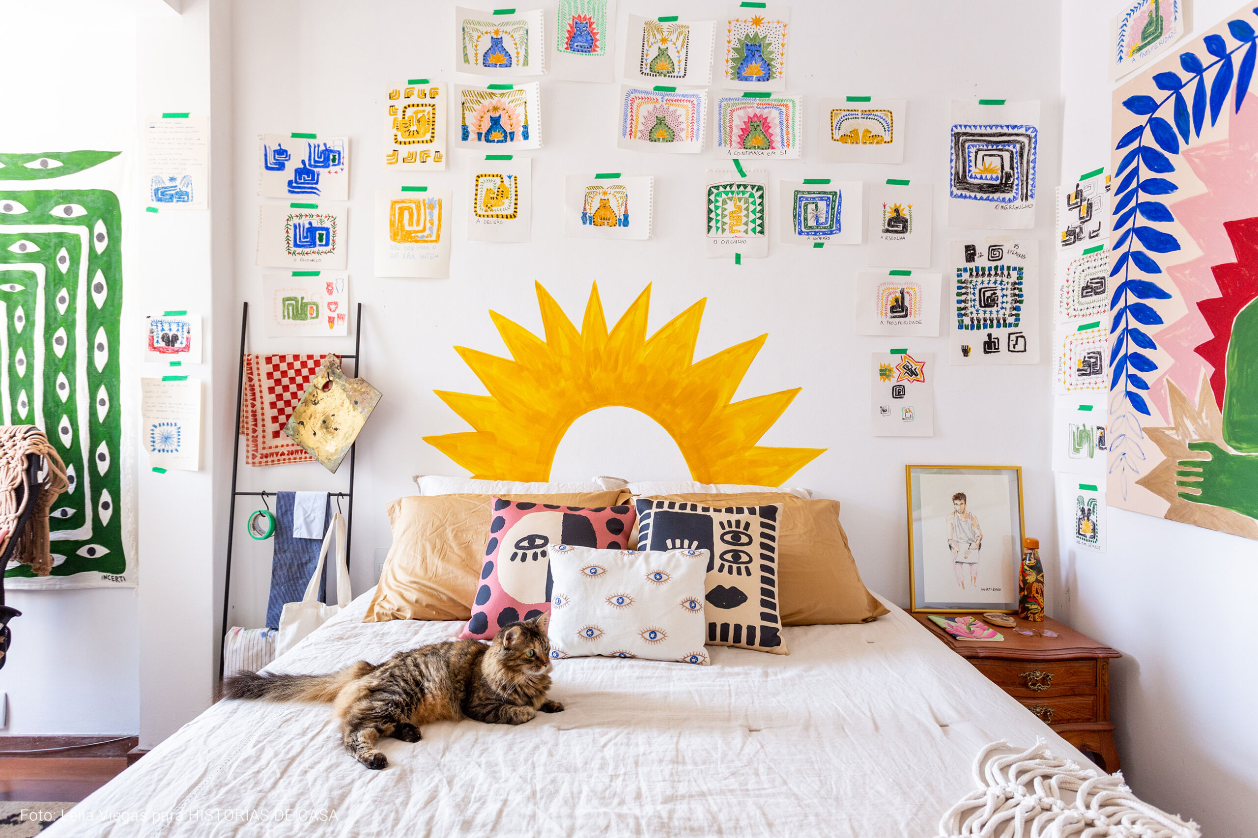 Apartamento do artista João Incerti, com decoração colorida e paredes repletas de pinturas e arte.
