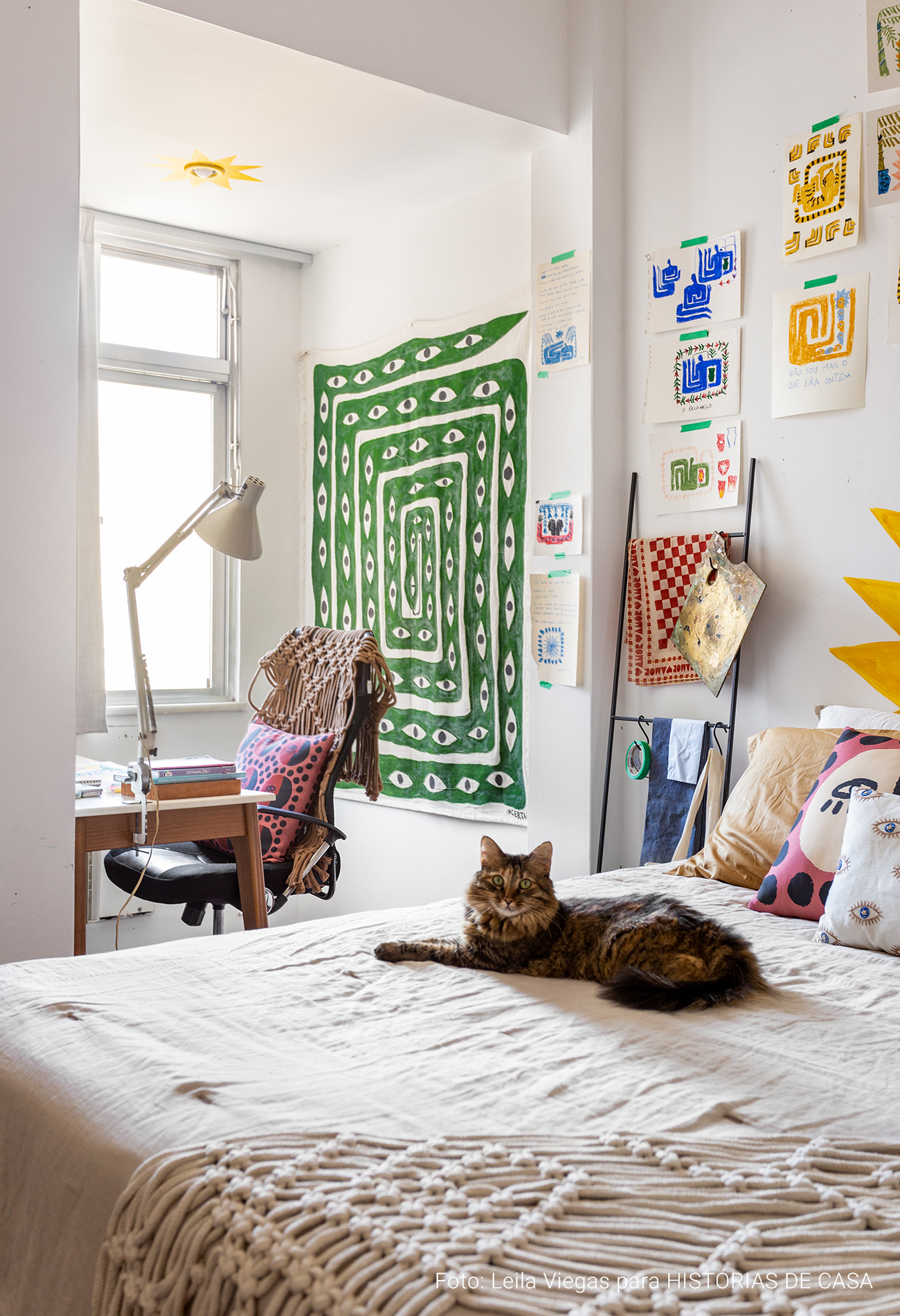 Apartamento do artista João Incerti, com decoração colorida e paredes repletas de pinturas e arte.