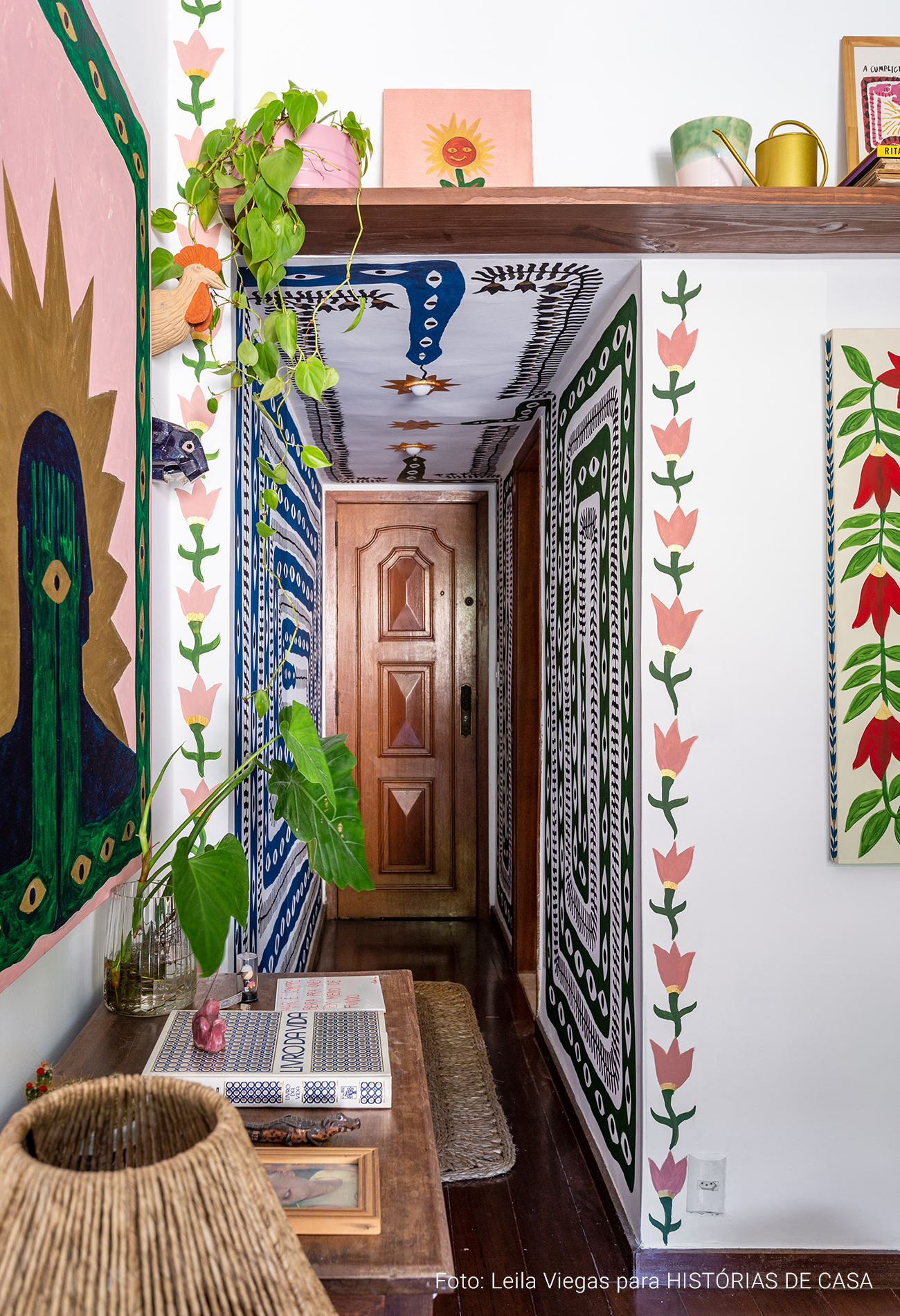 Apartamento do artista João Incerti, com decoração colorida e paredes repletas de pinturas e arte.